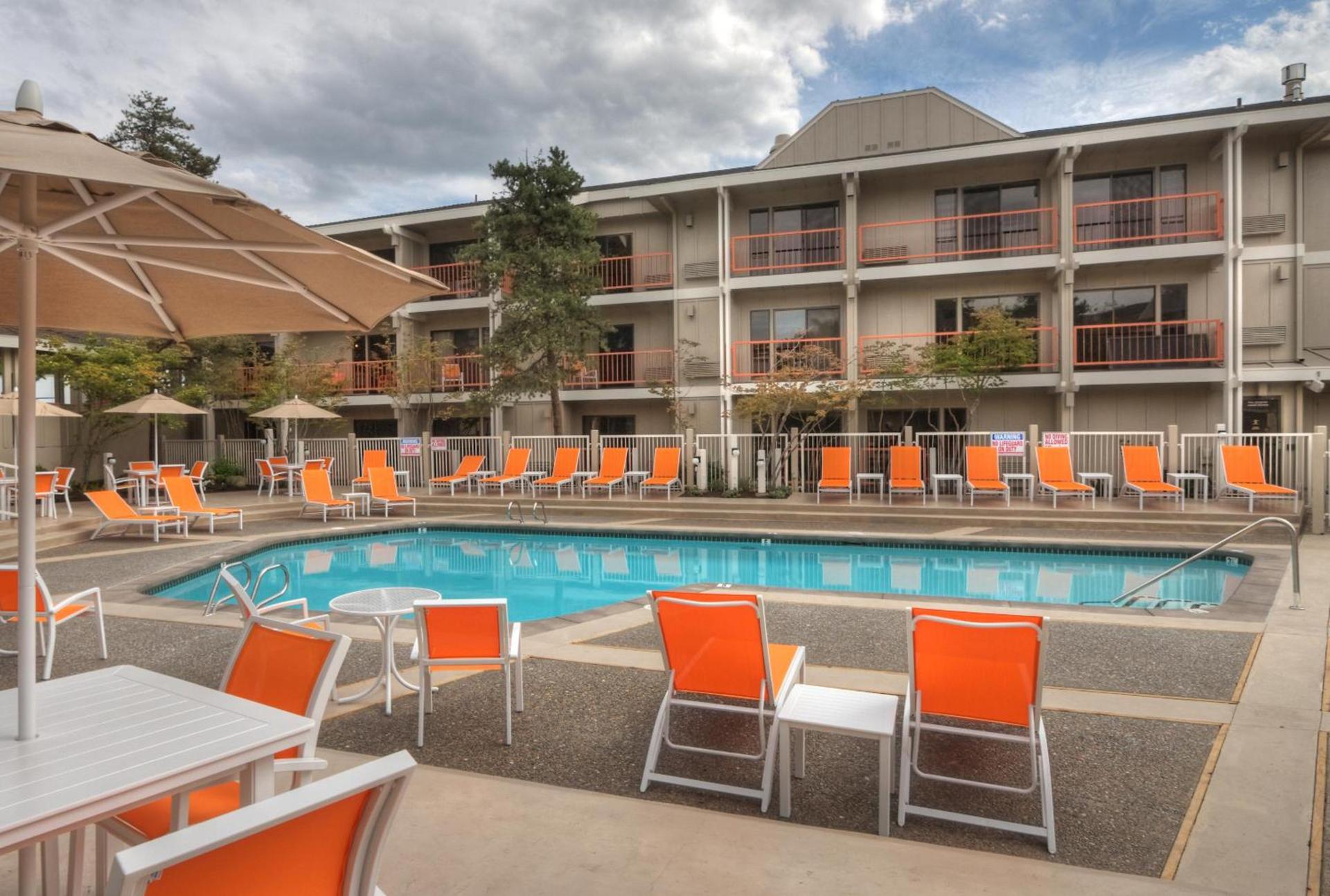 Ashland Hills Hotel & Suites photo 2