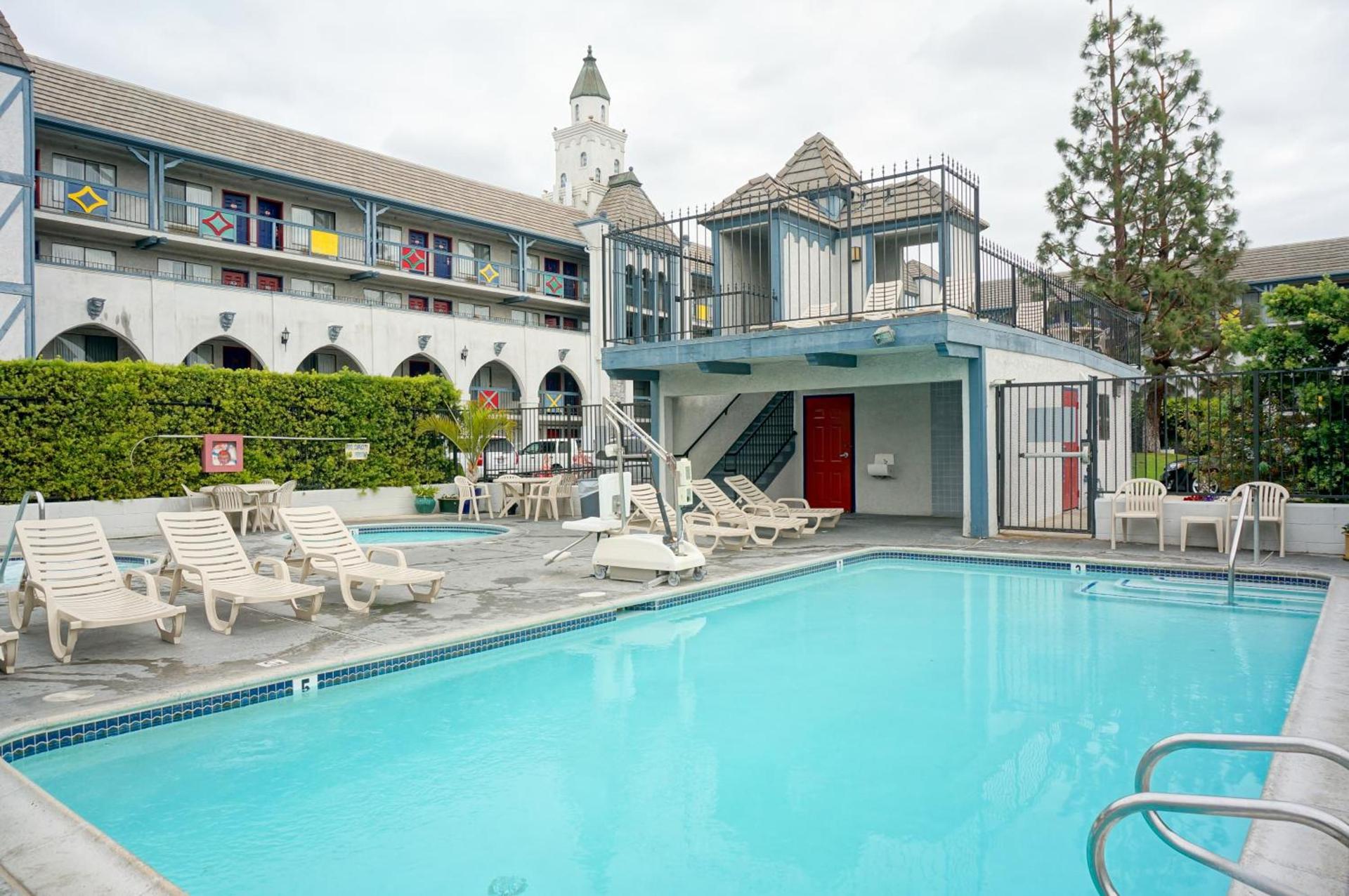 Castle Inn and Suites Anaheim photo 5