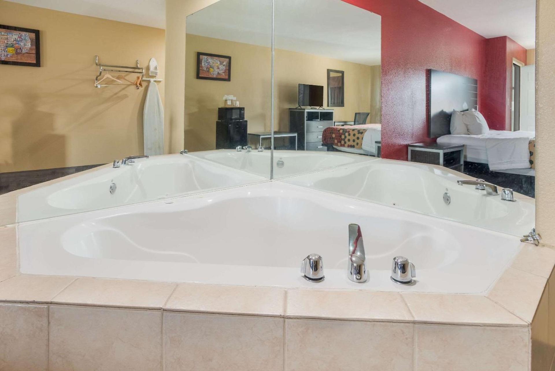 Econo Lodge Lake Charles University Area photo 15
