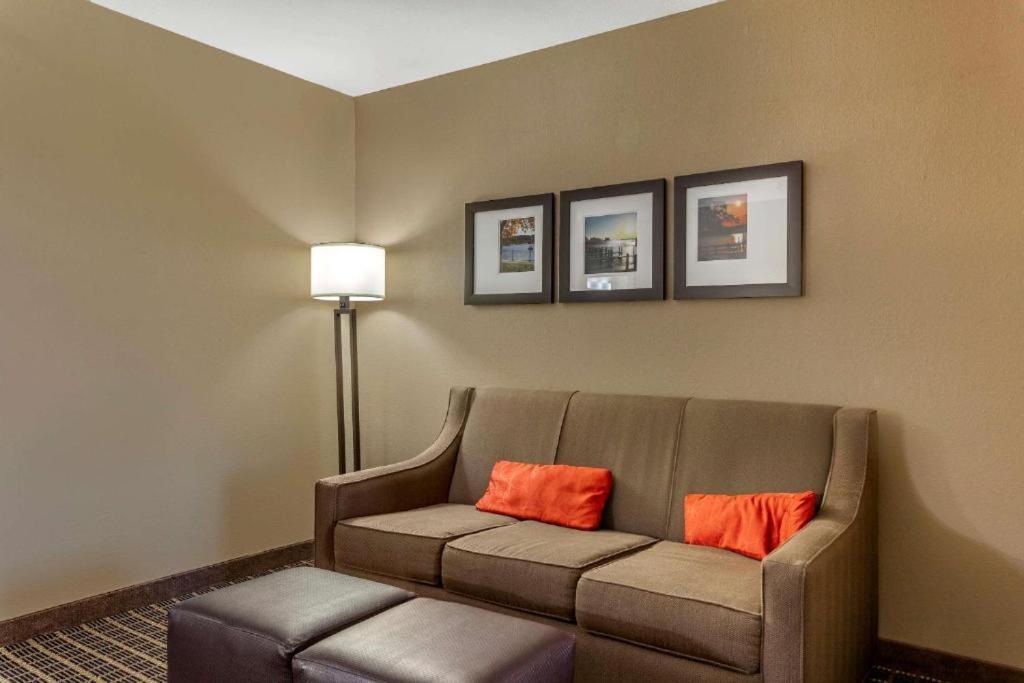 Comfort Suites Delavan - Lake Geneva Area photo 38