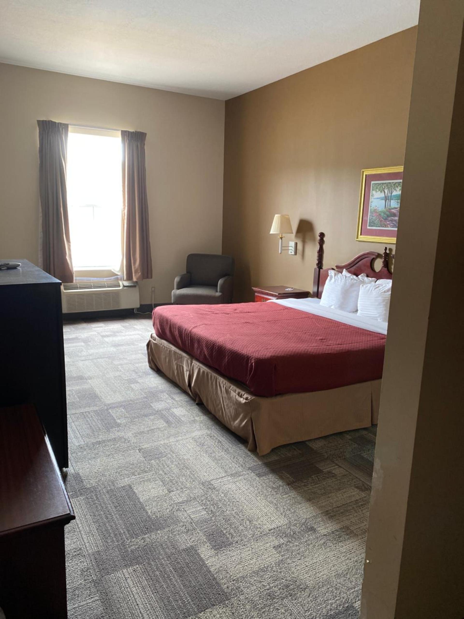 COLLINS INN & SUITES photo 3