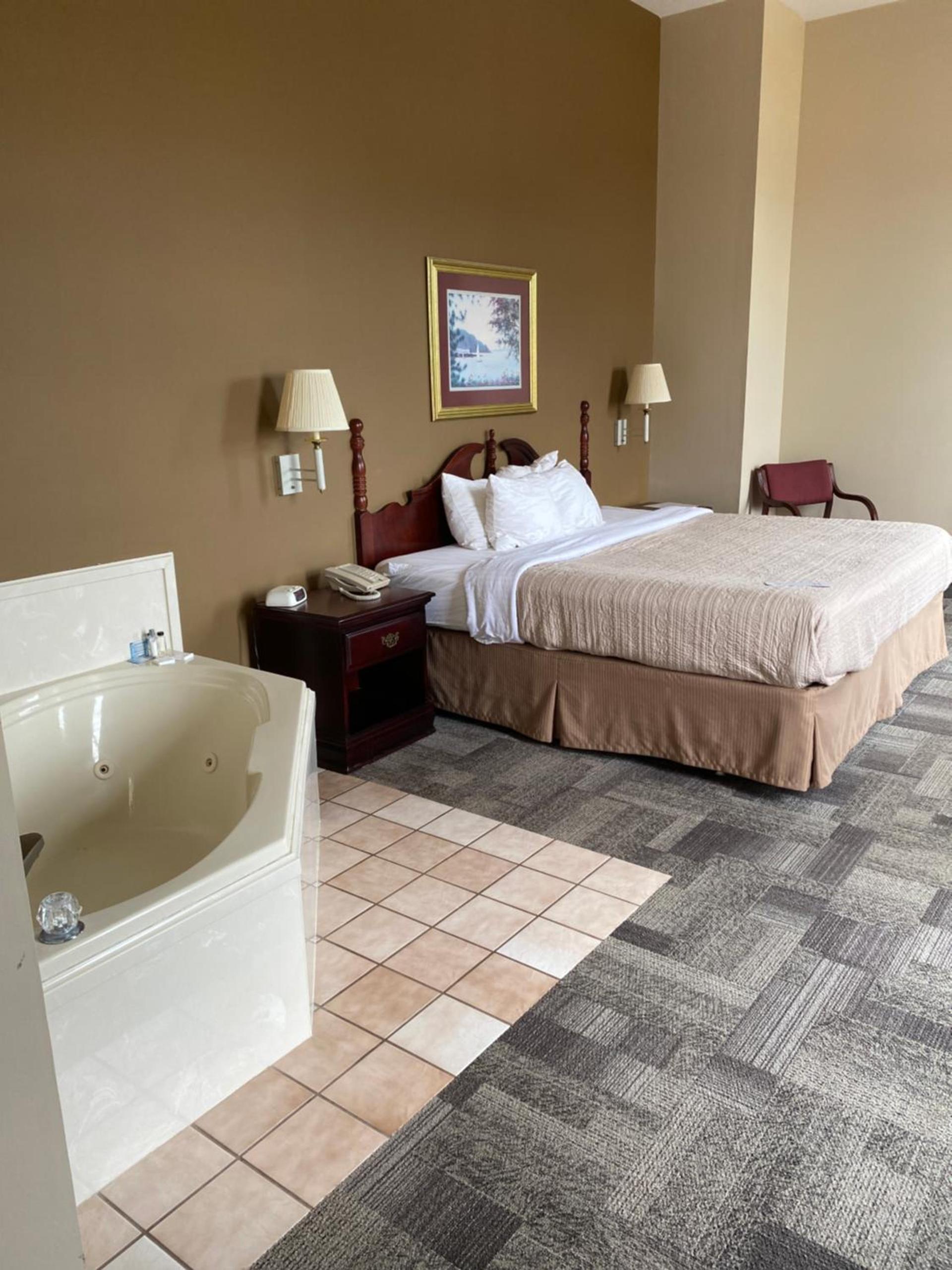 COLLINS INN & SUITES photo 5