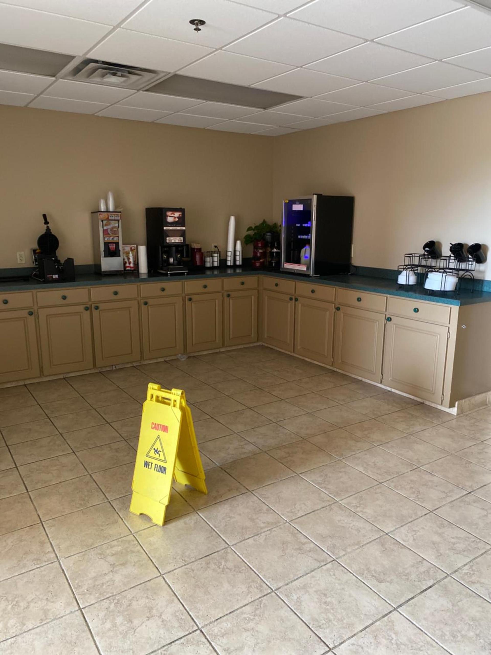 COLLINS INN & SUITES photo 4