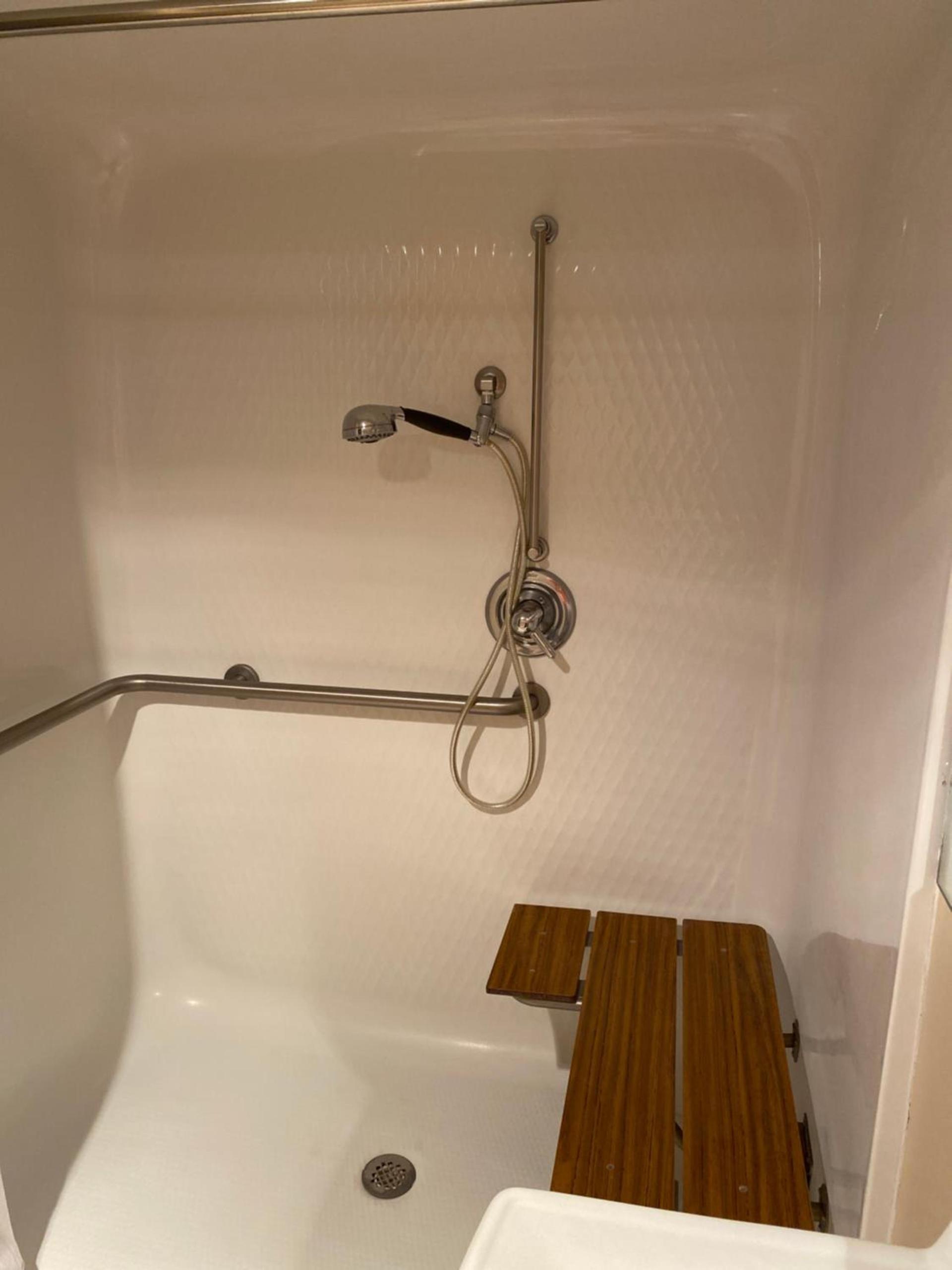 COLLINS INN & SUITES photo 6