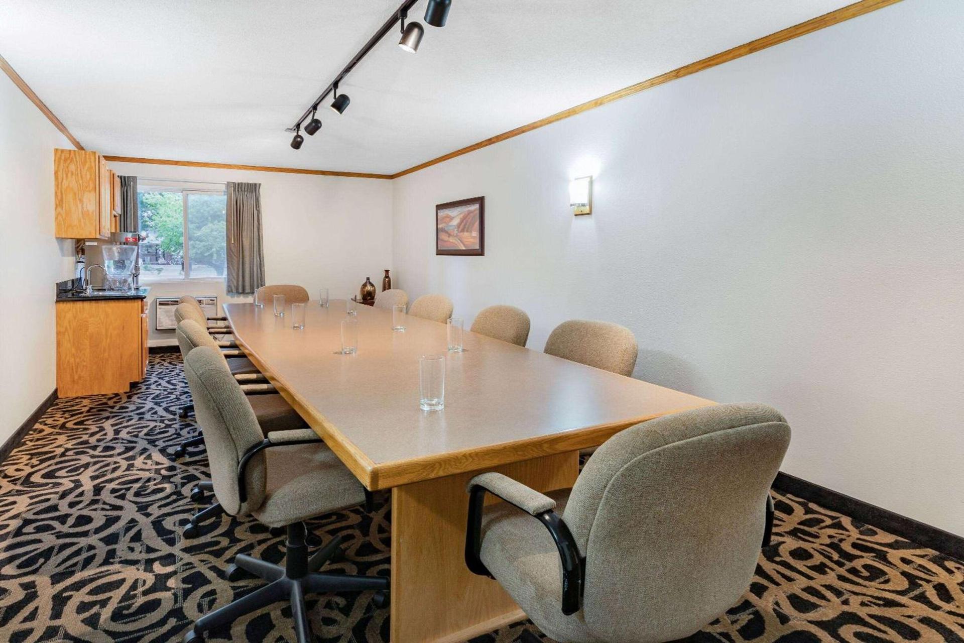 Baymont by Wyndham Bozeman photo 32