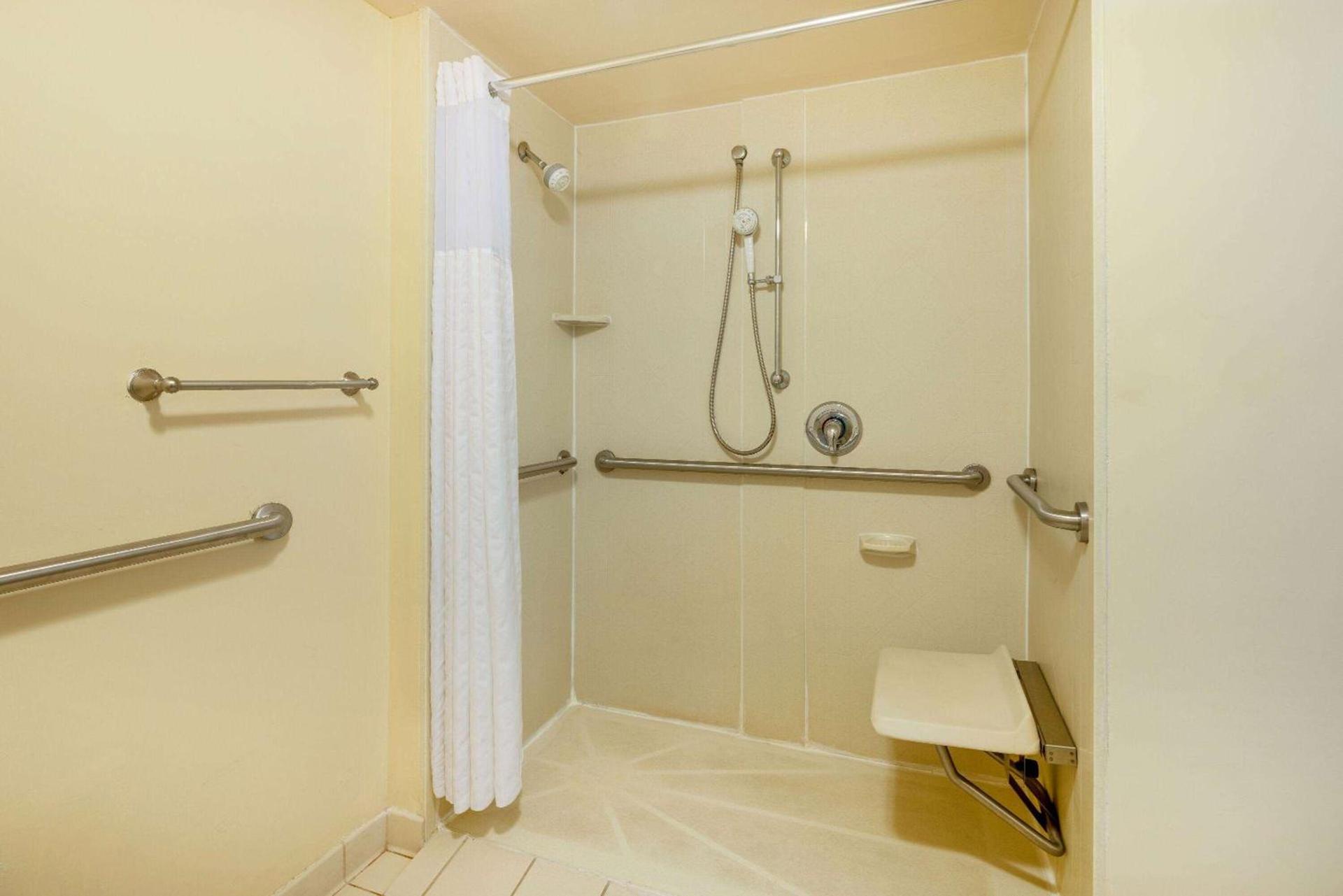 Park Inn by Radisson, Columbus State University Area photo 7