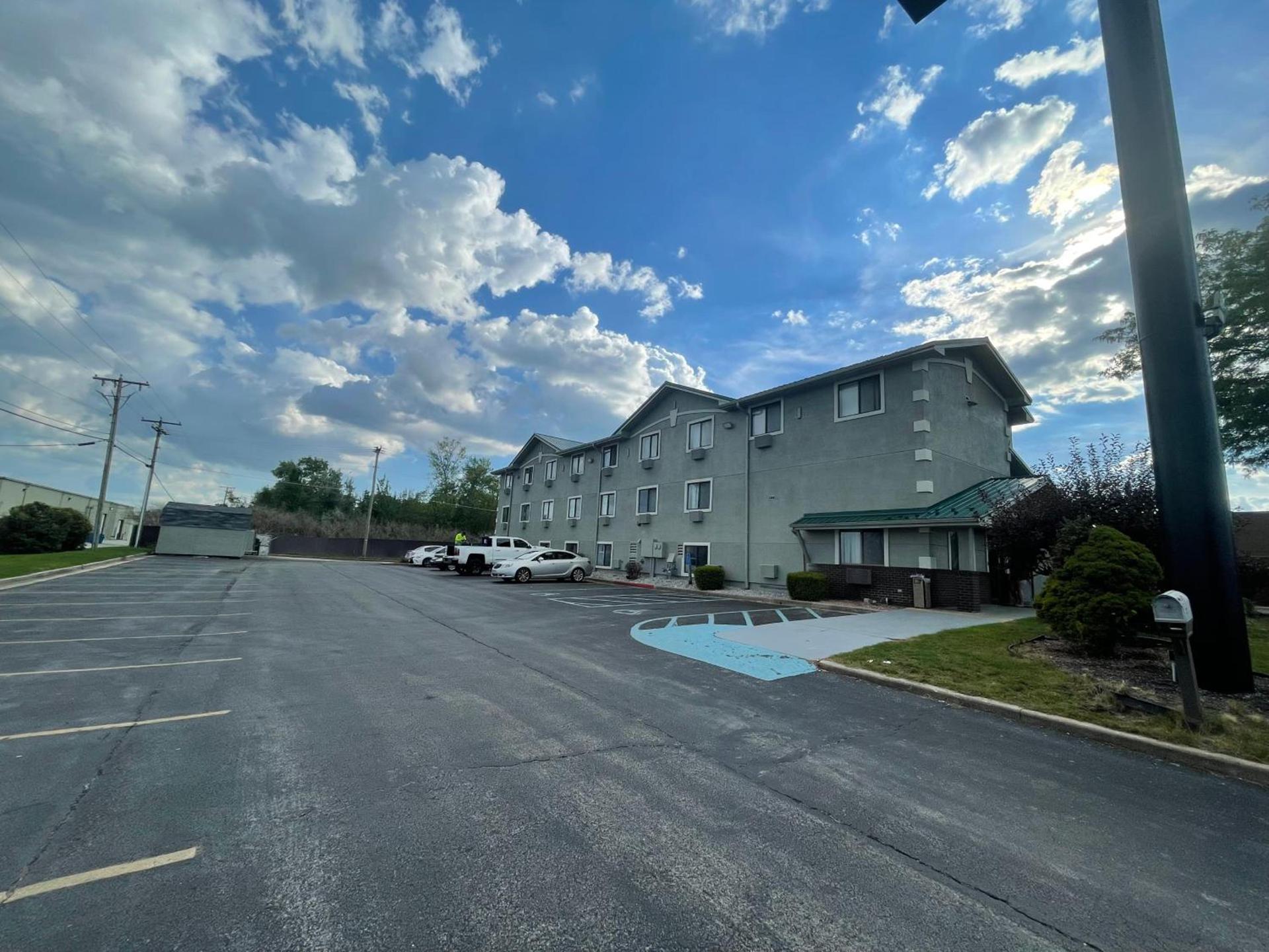 Magnuson Hotel Fort Wayne North - Coliseum photo 2