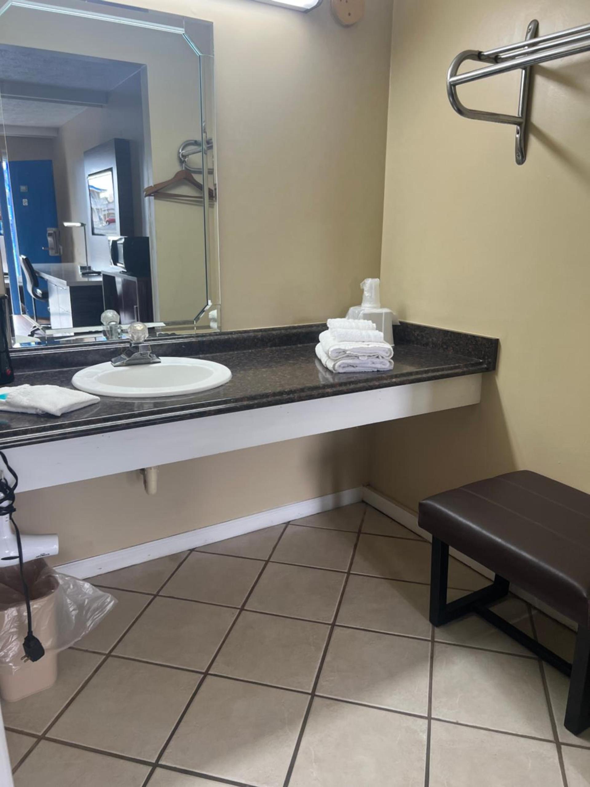 Towne inn photo 44