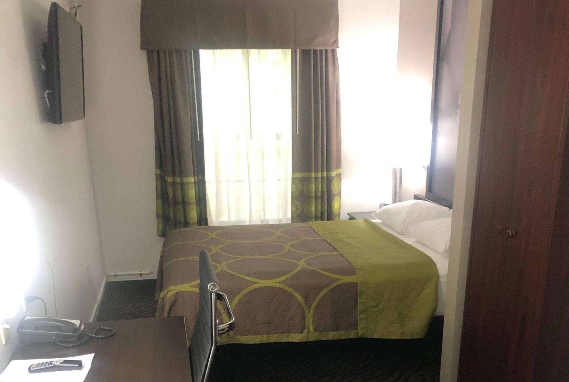 Super 8 by Wyndham High Point/Greensboro photo 16