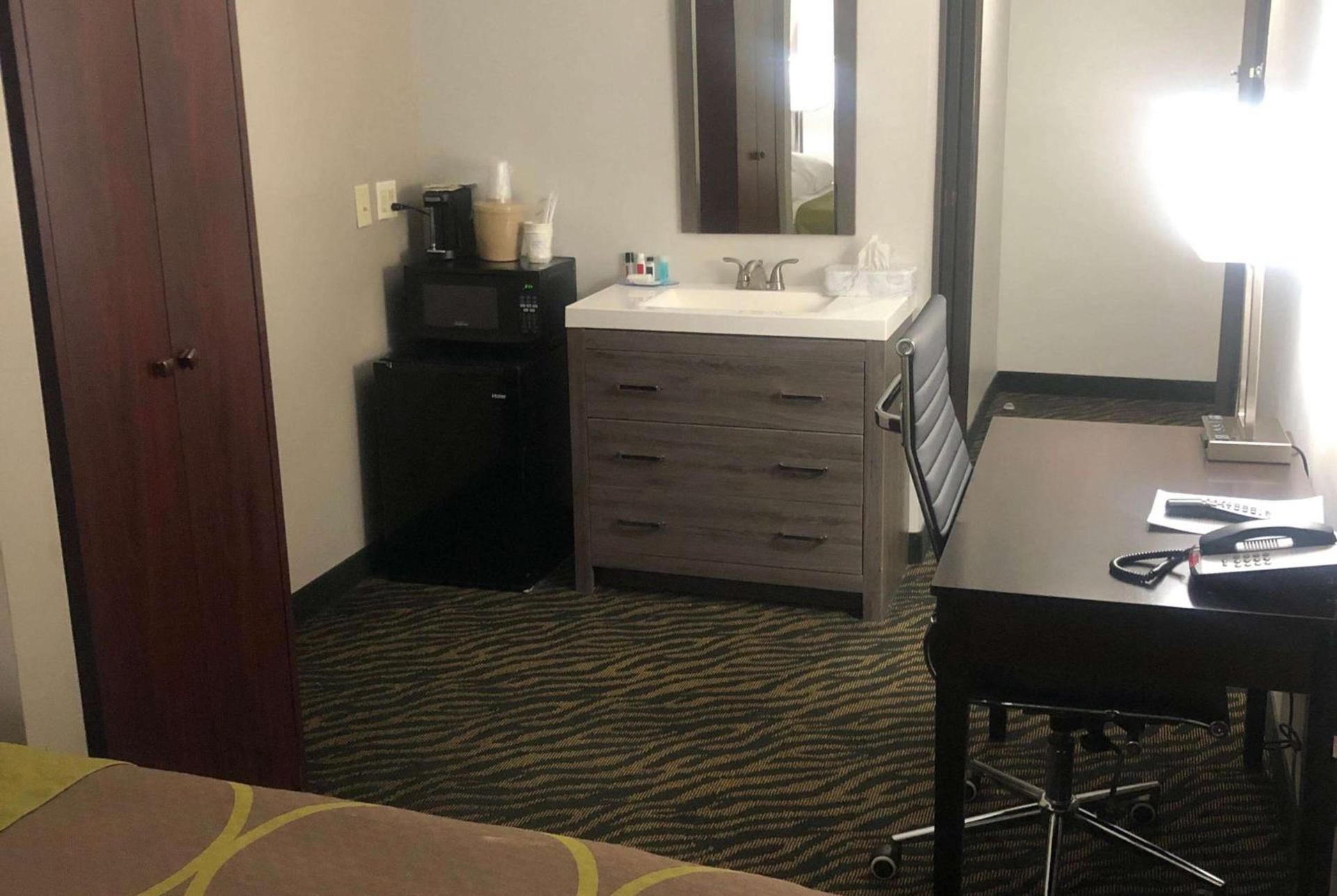 Super 8 by Wyndham High Point/Greensboro photo 17
