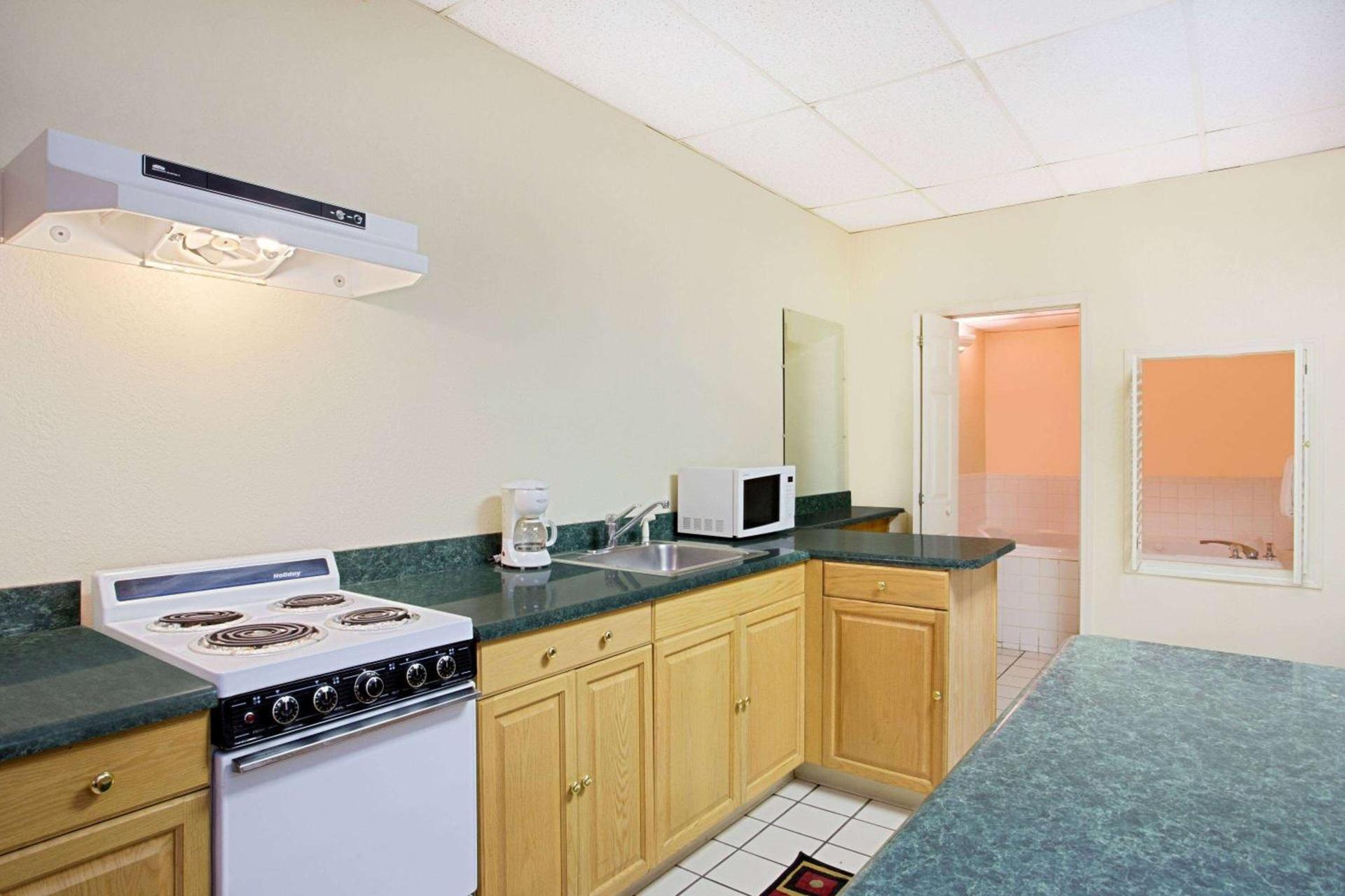 Bristol Parkway inn photo 12