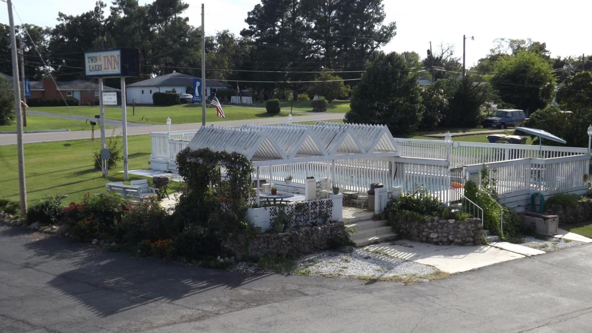 Twin Lakes Inn photo 2