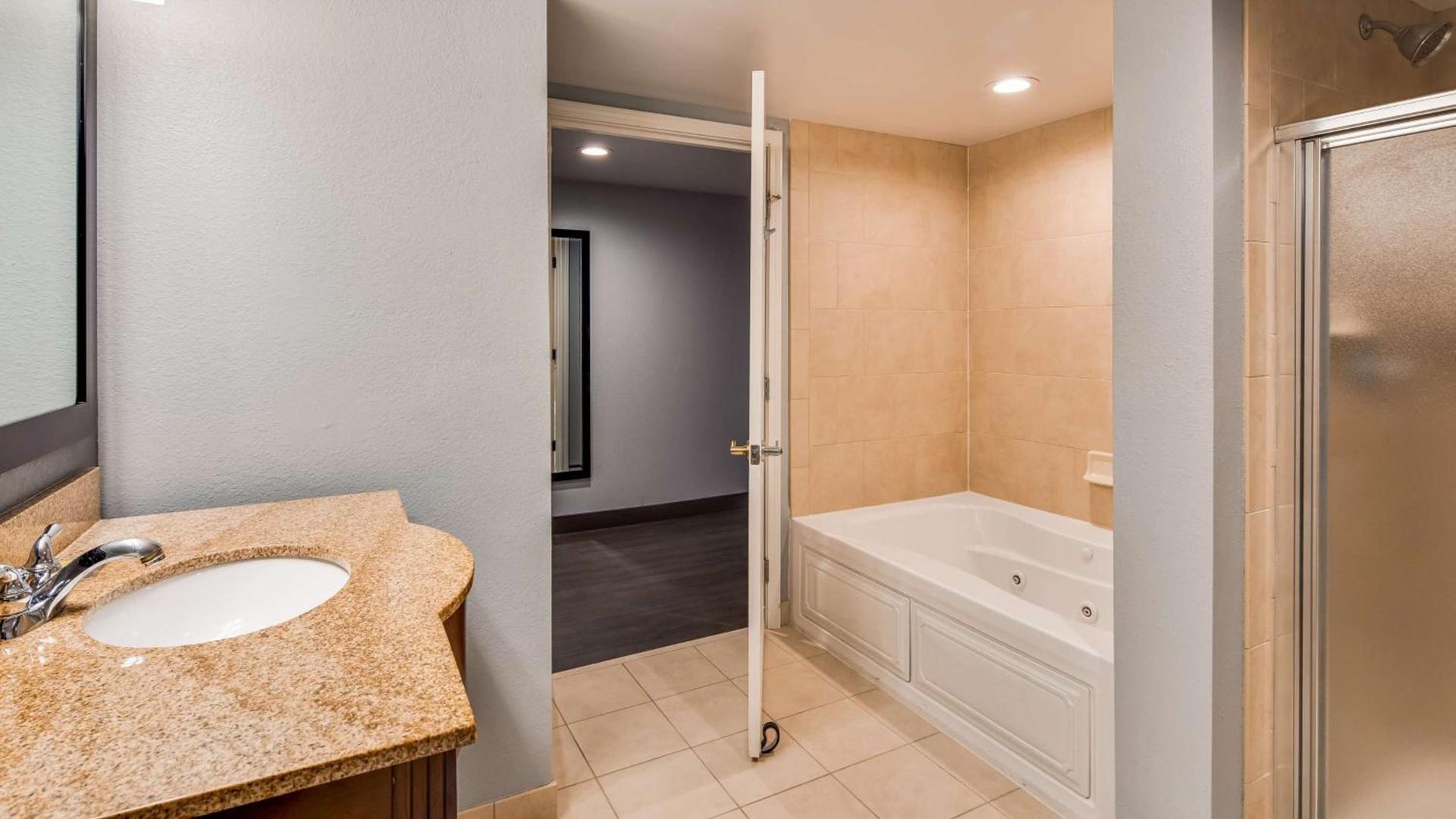 Best Western Plus Champaign/Urbana Inn photo 27