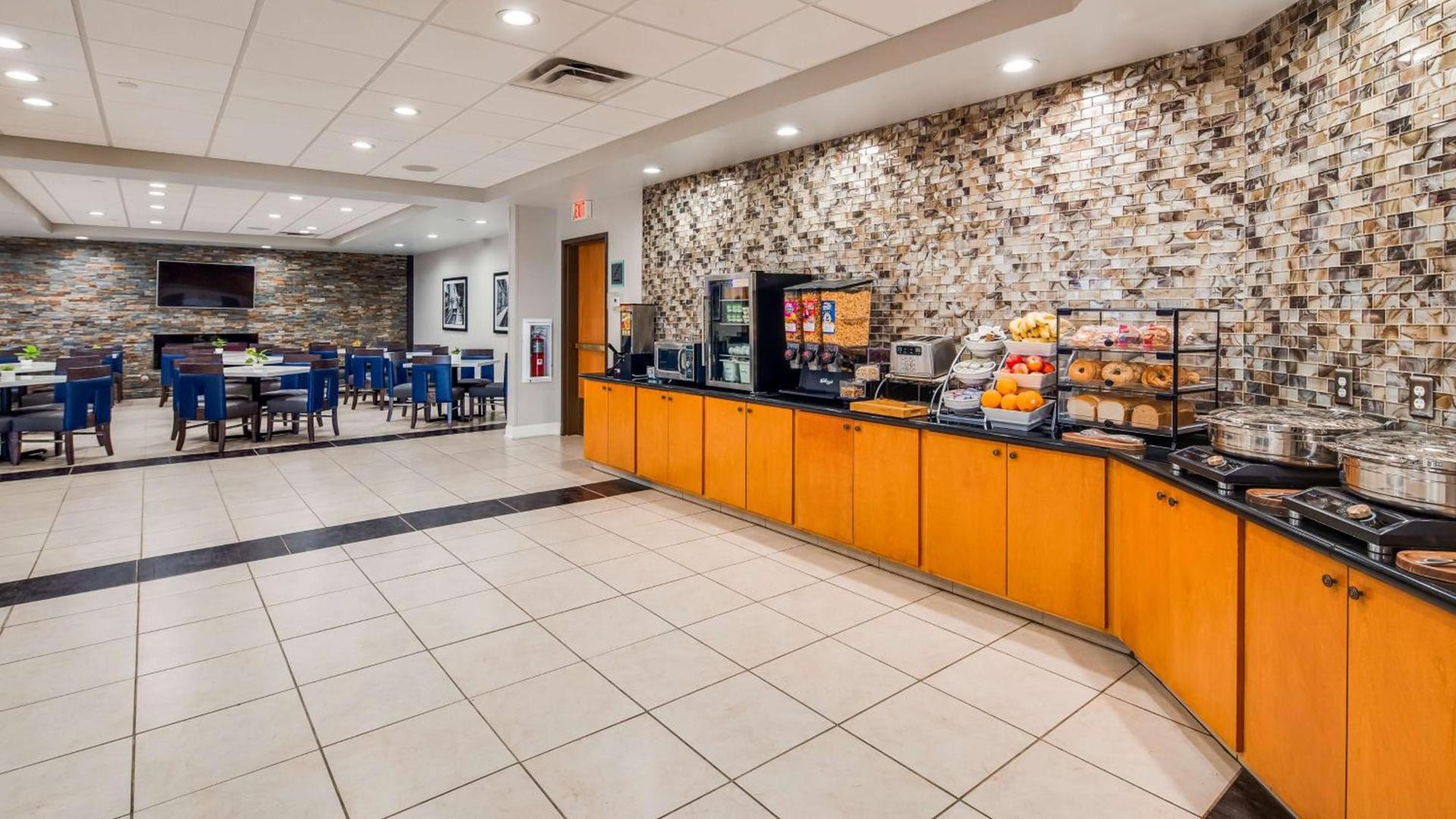 Best Western Plus Champaign/Urbana Inn photo 32