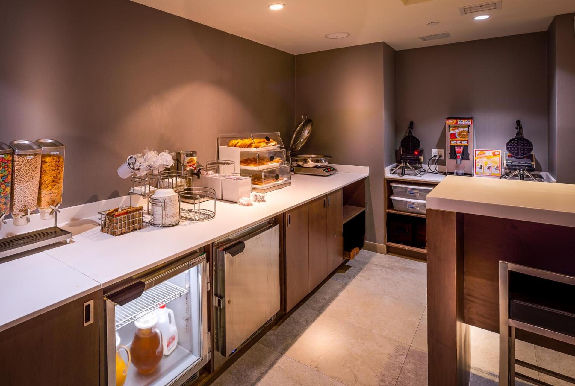 La Quinta by Wyndham Time Square South photo 6