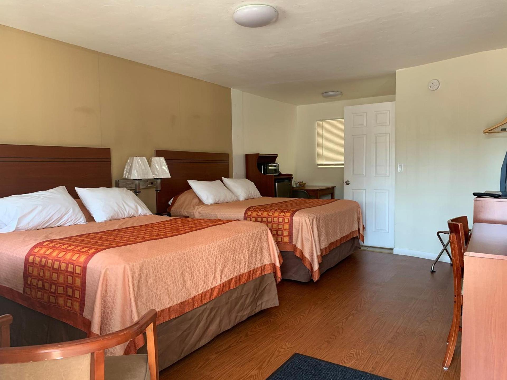 Redwood Inn photo 43