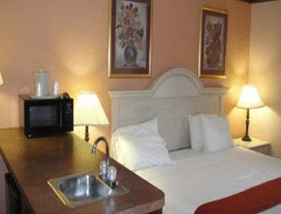 Super 8 by Wyndham Freeport photo 18