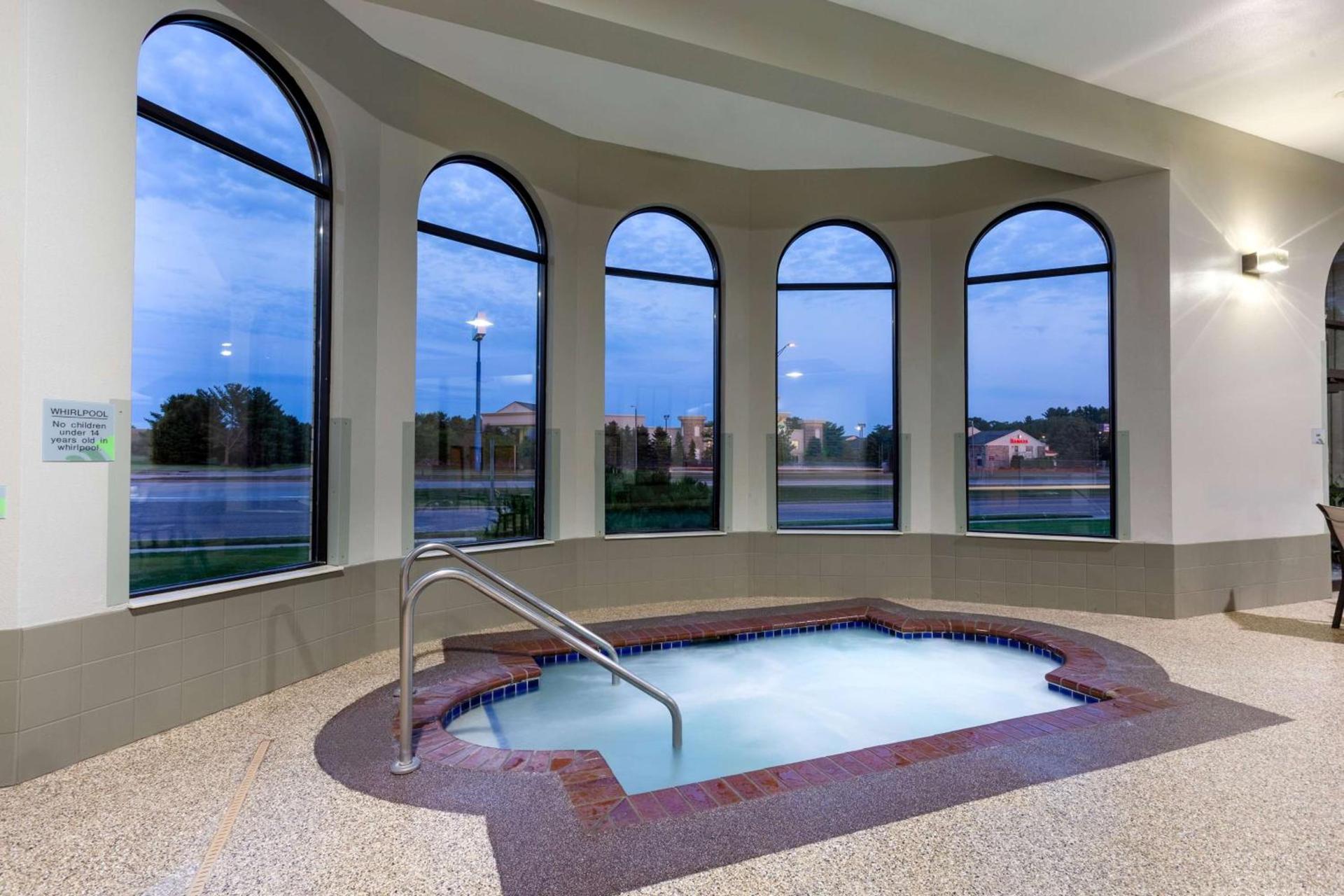 Wingate by Wyndham Wisconsin Dells Waterpark photo 11
