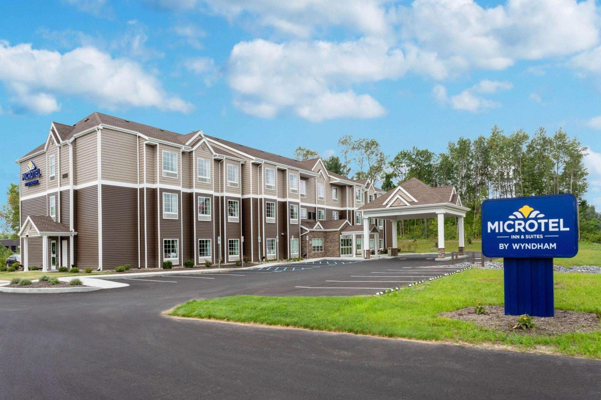 Microtel Inn & Suites by Wyndham Amsterdam NY photo 2
