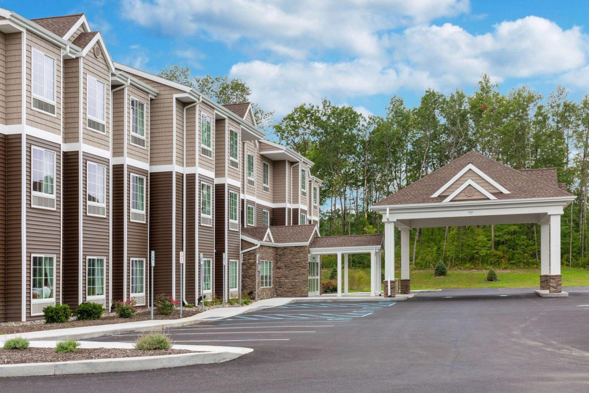 Microtel Inn & Suites by Wyndham Amsterdam NY photo 3
