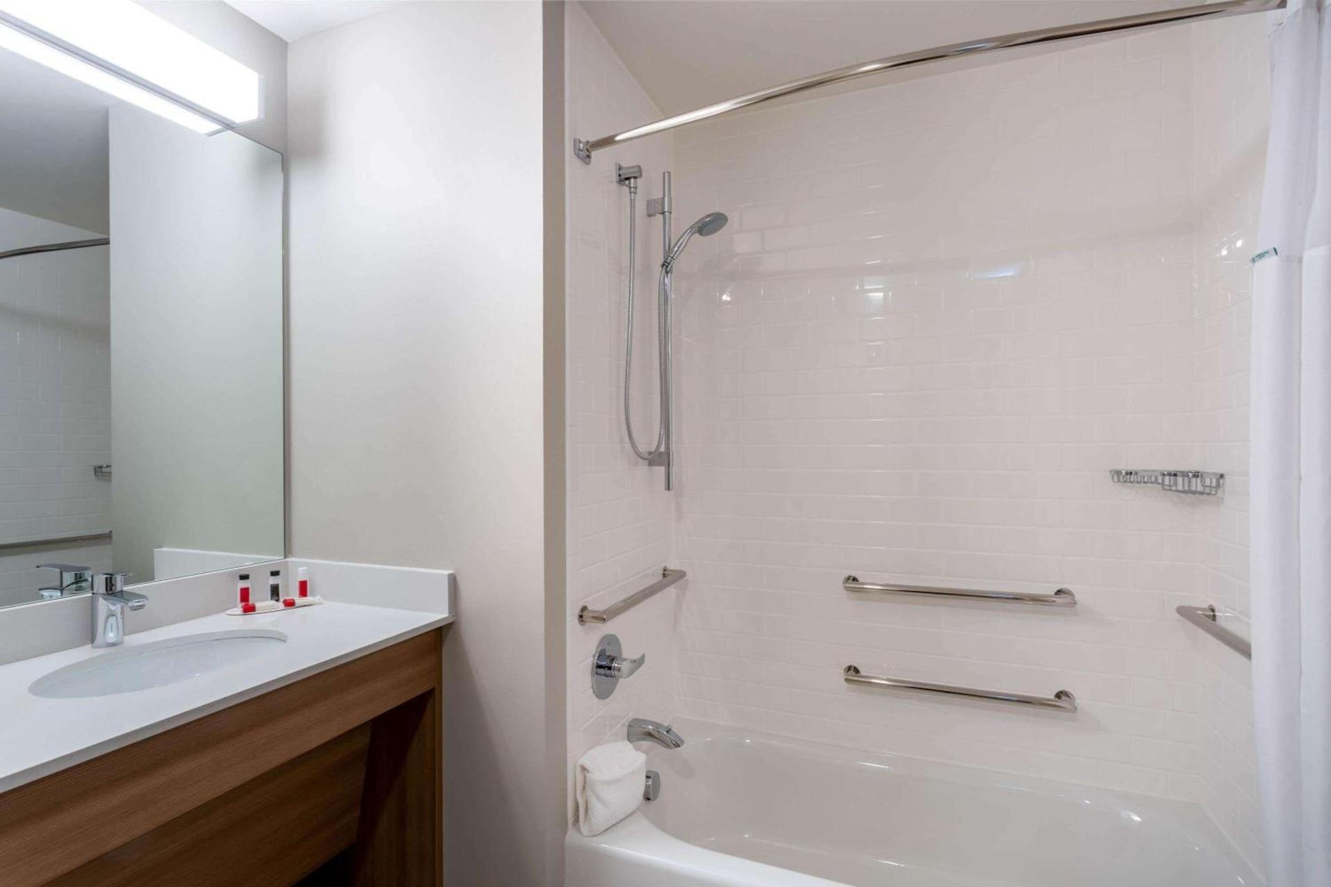 Microtel Inn & Suites by Wyndham Amsterdam NY photo 35