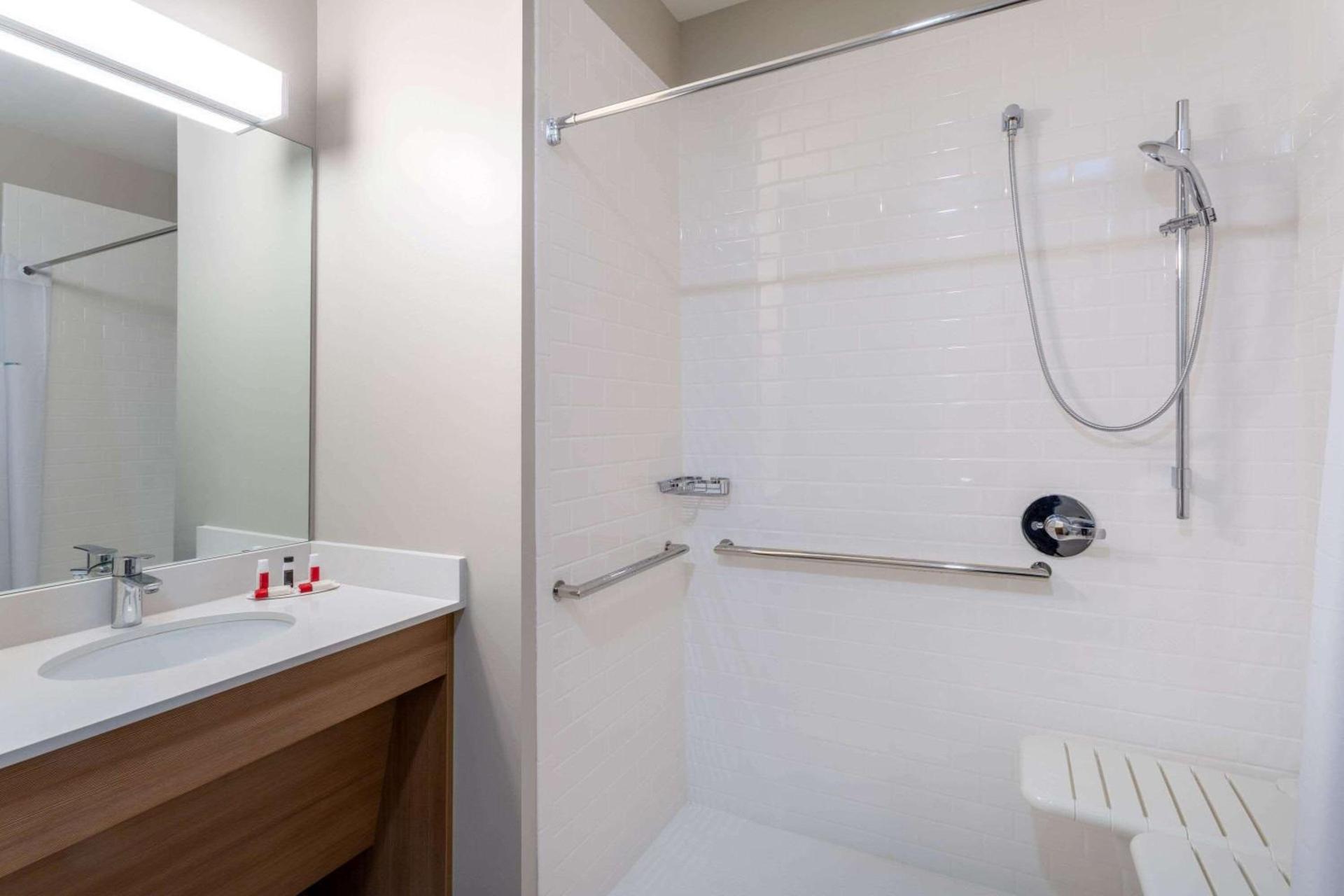 Microtel Inn & Suites by Wyndham Amsterdam NY photo 34