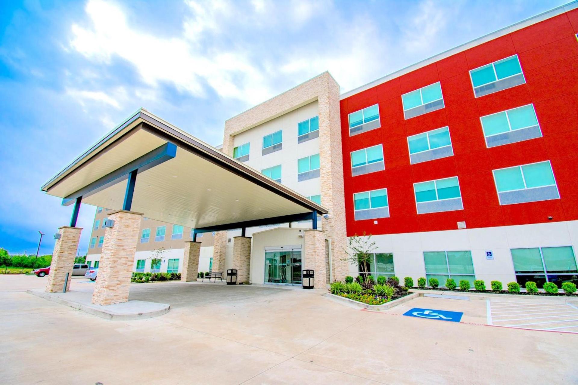 Holiday Inn Express & Suites - Houston IAH - Beltway 8 by IHG photo 2