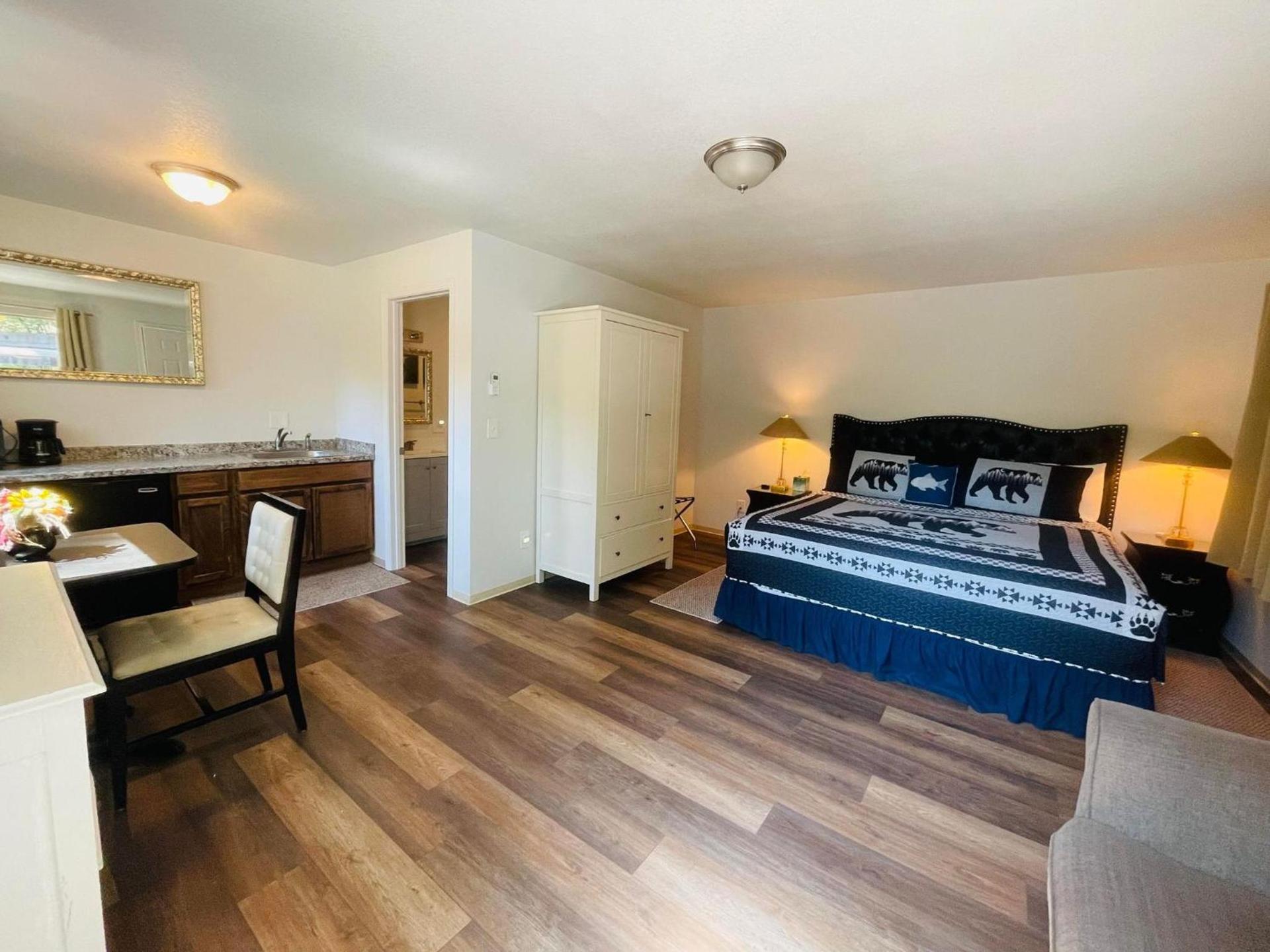 Riverfront Lodging photo 80