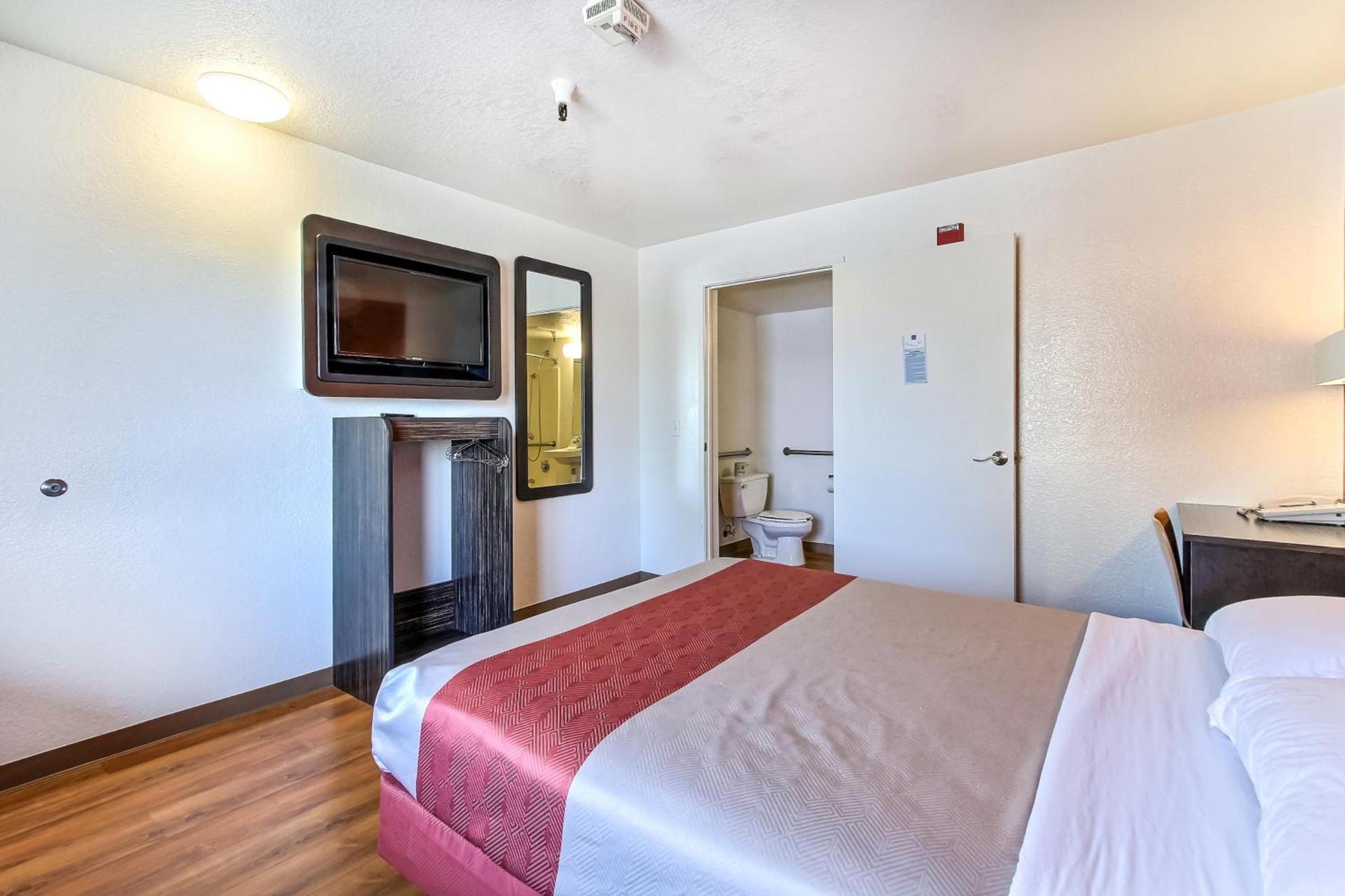 Hotel B5 -Watsonville photo 29