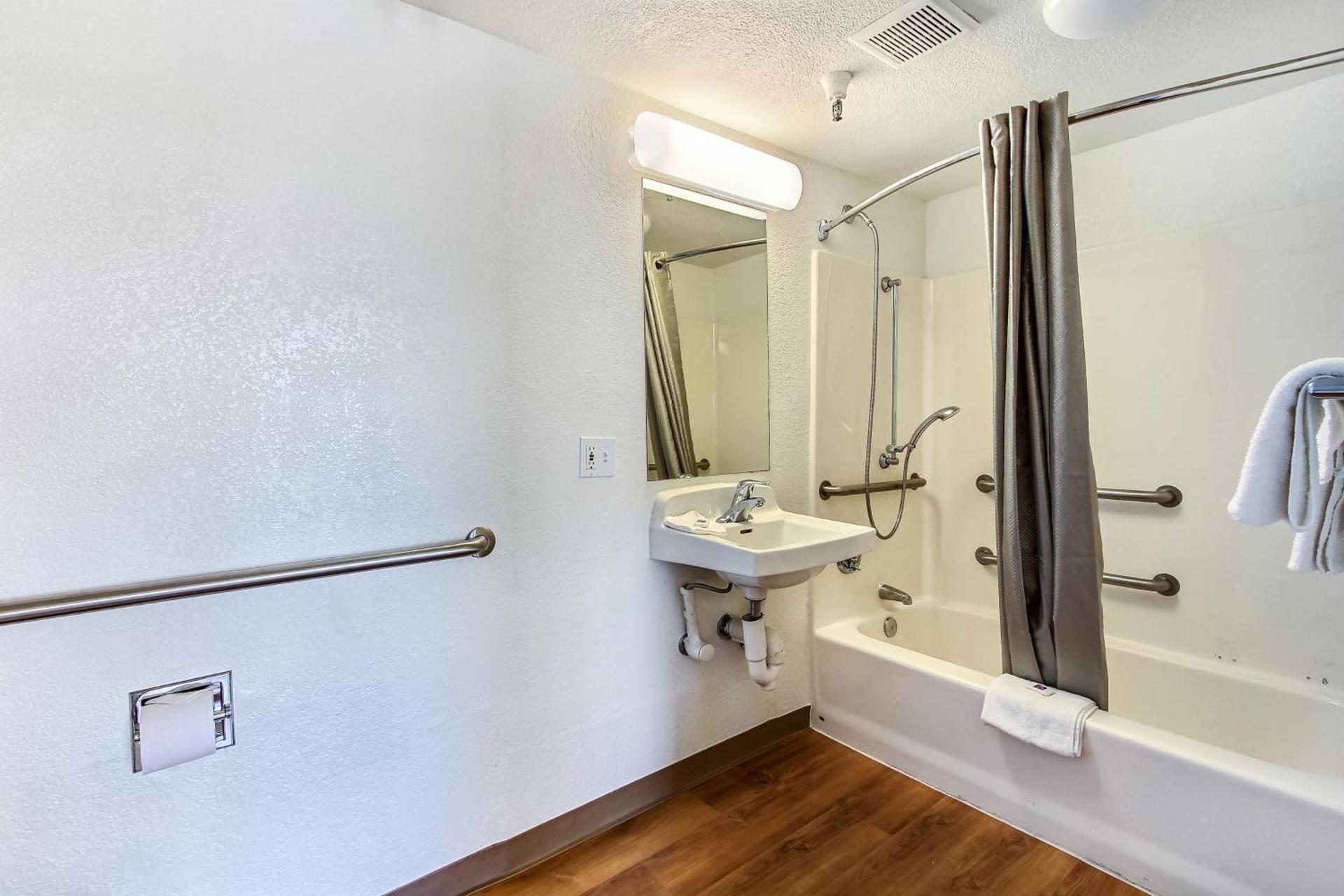 Hotel B5 -Watsonville photo 36
