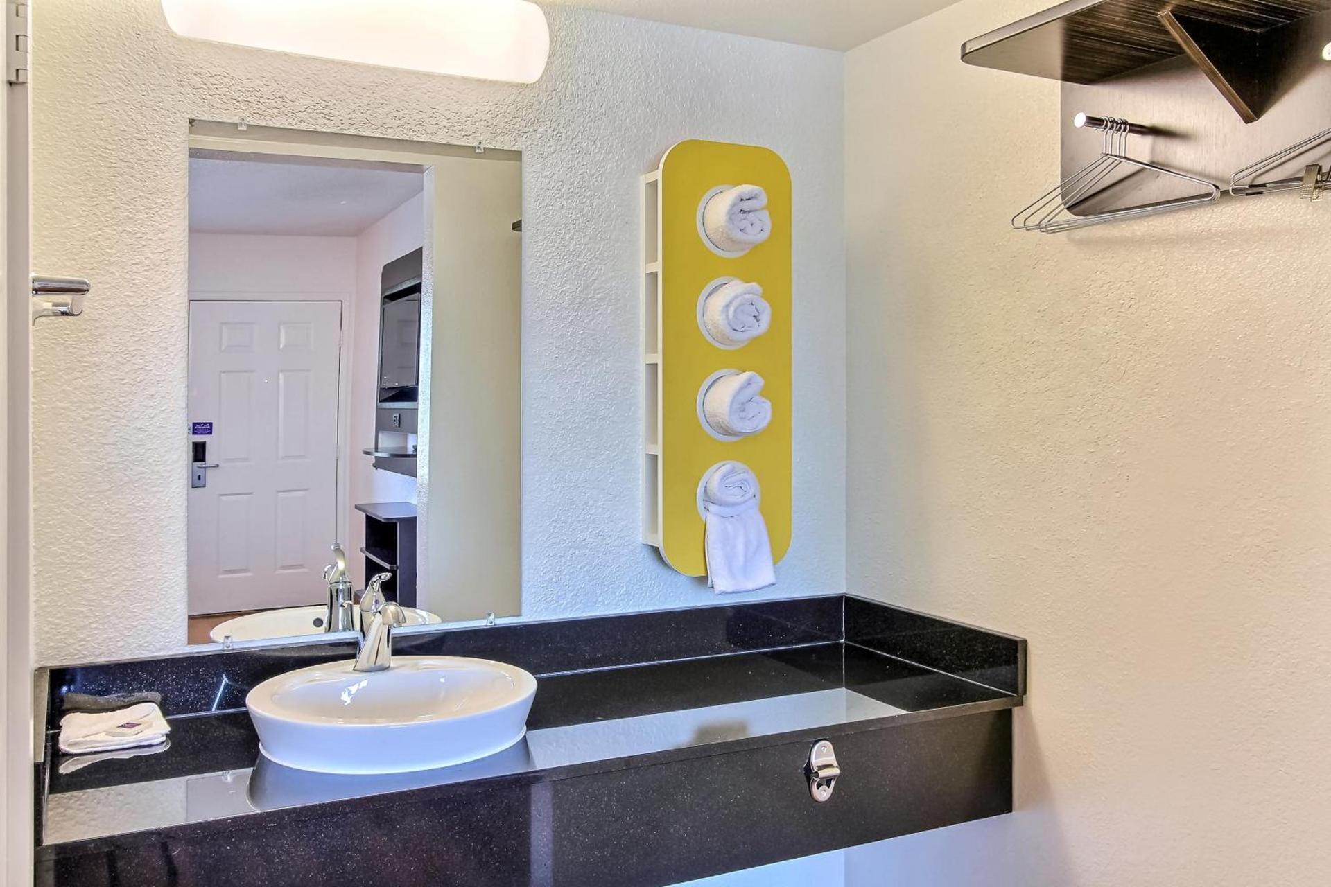 Hotel B5 -Watsonville photo 32