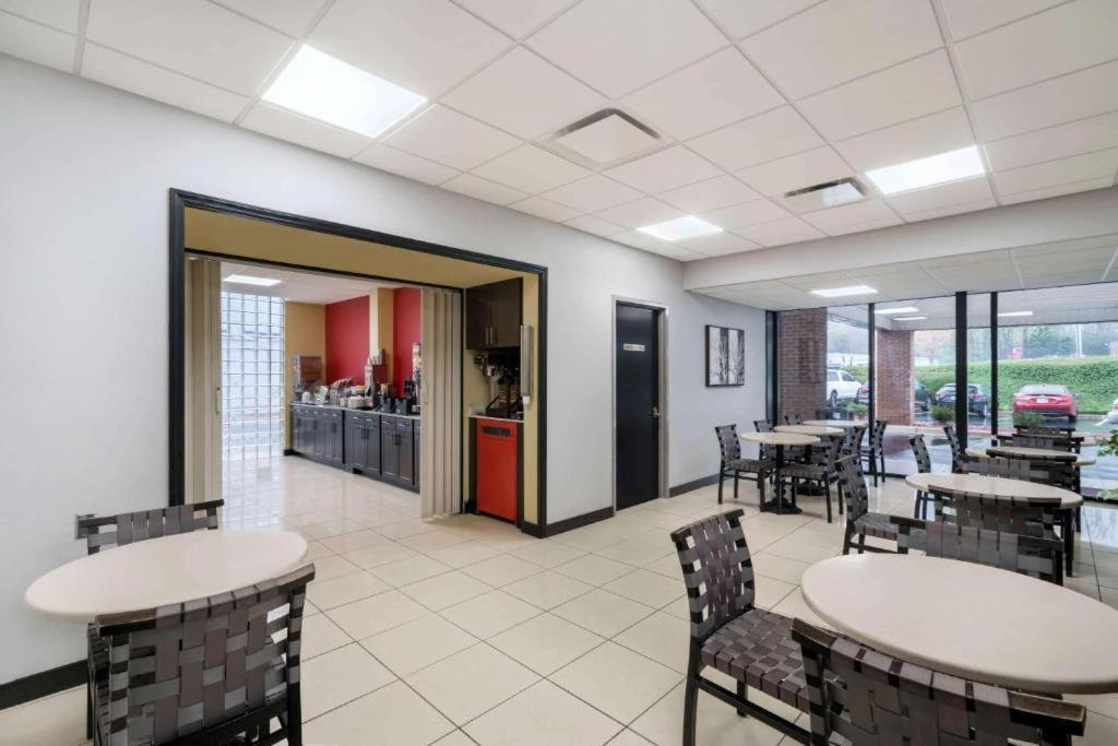 Super 8 by Wyndham Raleigh North East photo 12