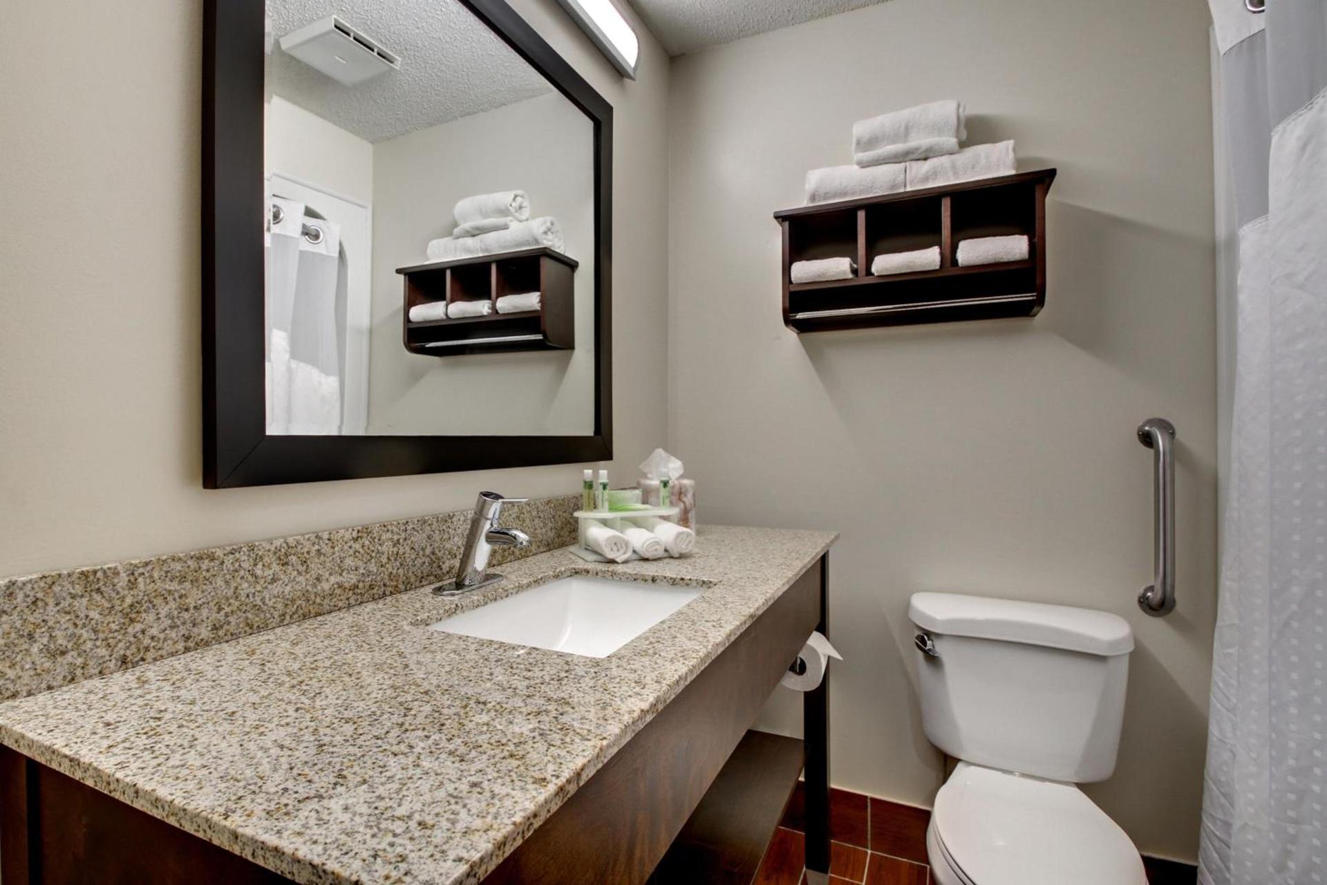 Holiday Inn Express Marshfield - Springfield Area by IHG photo 4