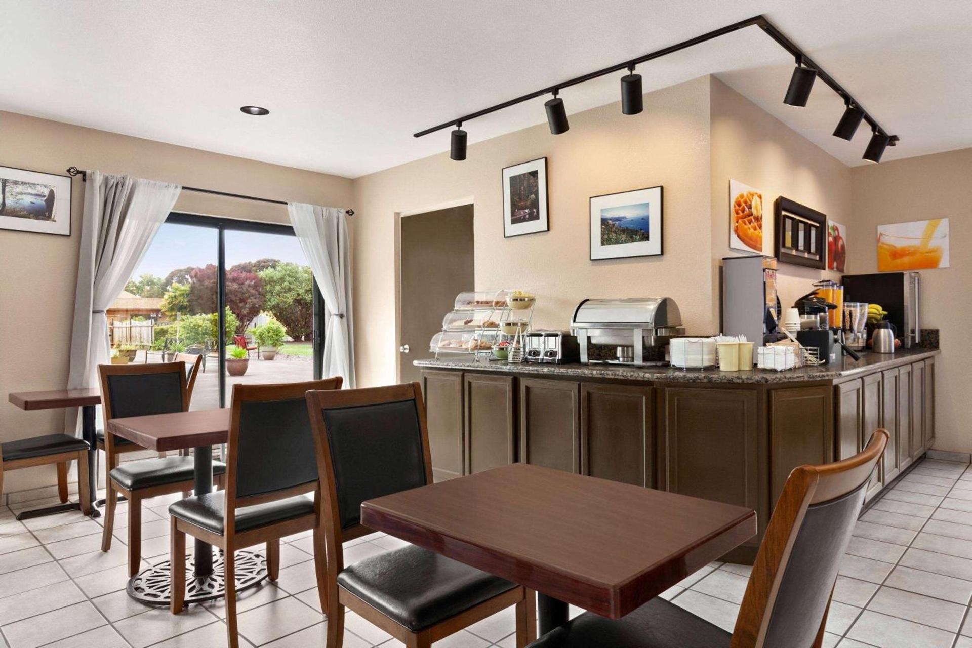 Ramada by Wyndham Arcata photo 16