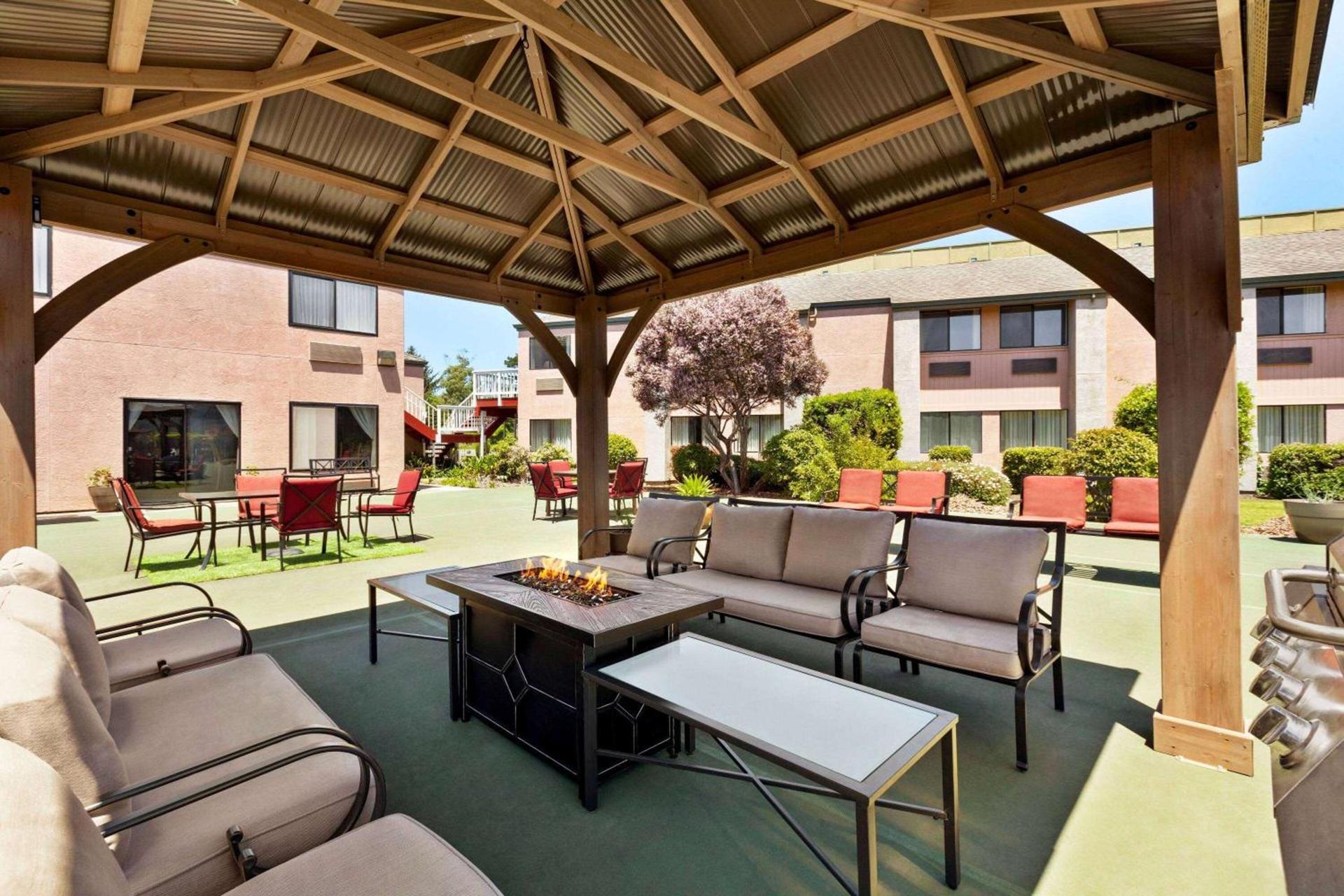 Ramada by Wyndham Arcata photo 17