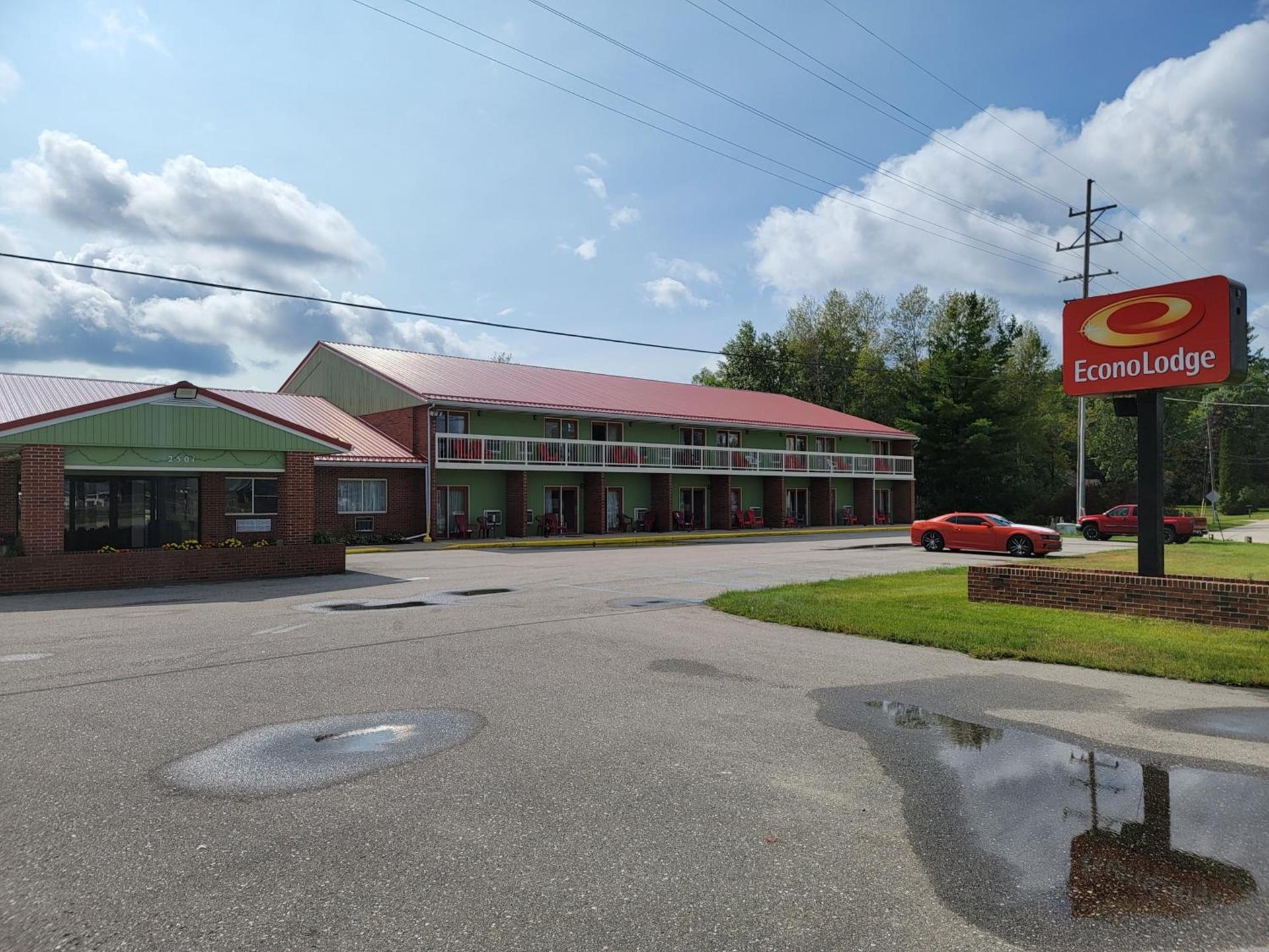 Econo Lodge Cadillac by Choice photo 25