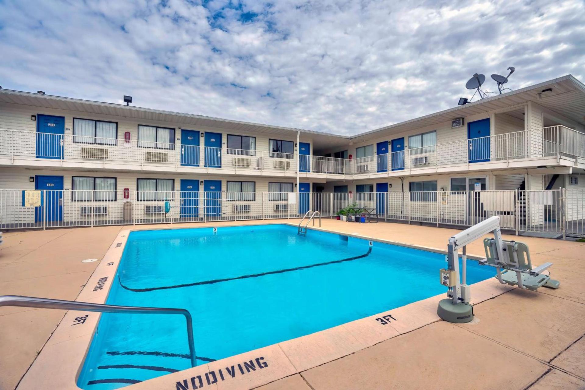 Motel 6-Lumberton, NC photo 4