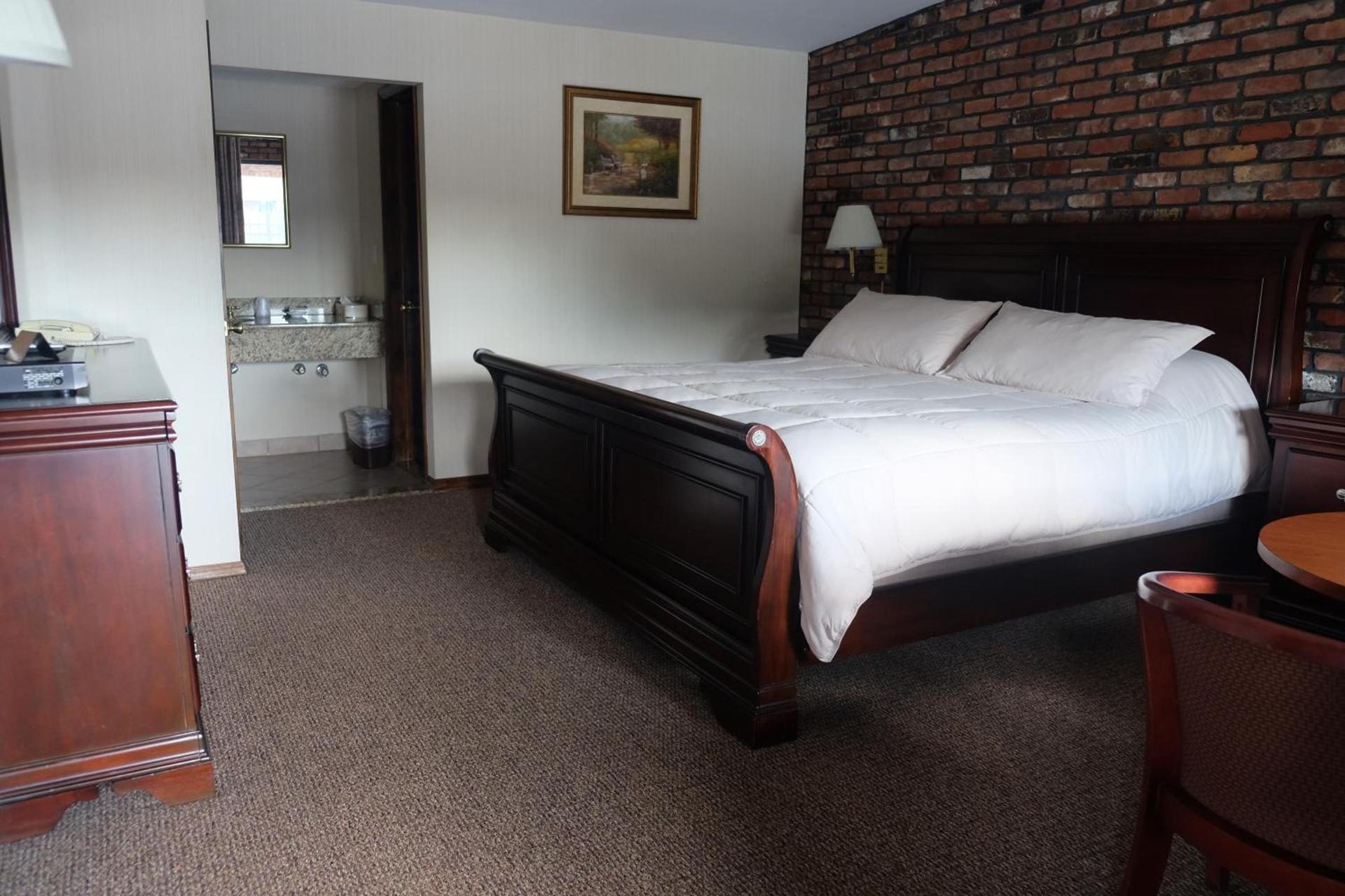 Chalet Inn & Suites photo 18