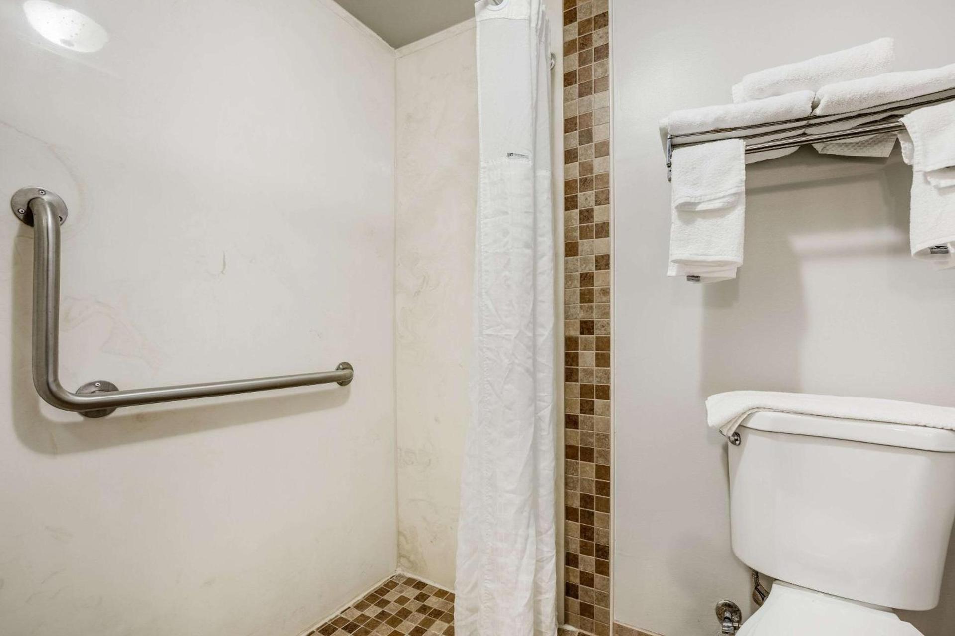 Econo Lodge Milwaukee Airport photo 17