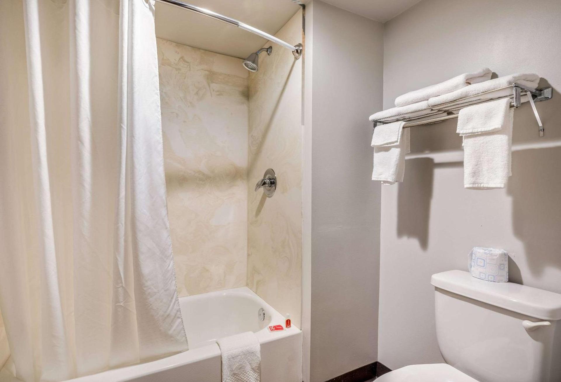 Econo Lodge Milwaukee Airport photo 6