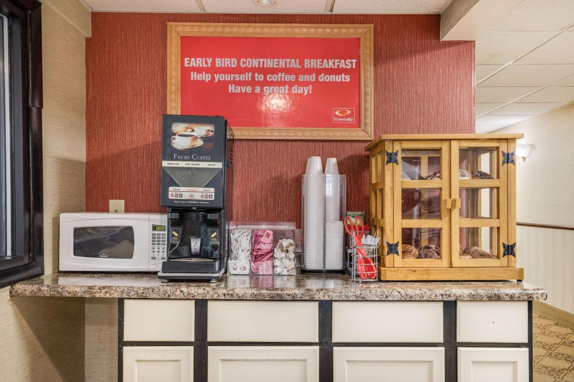 Econo Lodge Milwaukee Airport photo 11