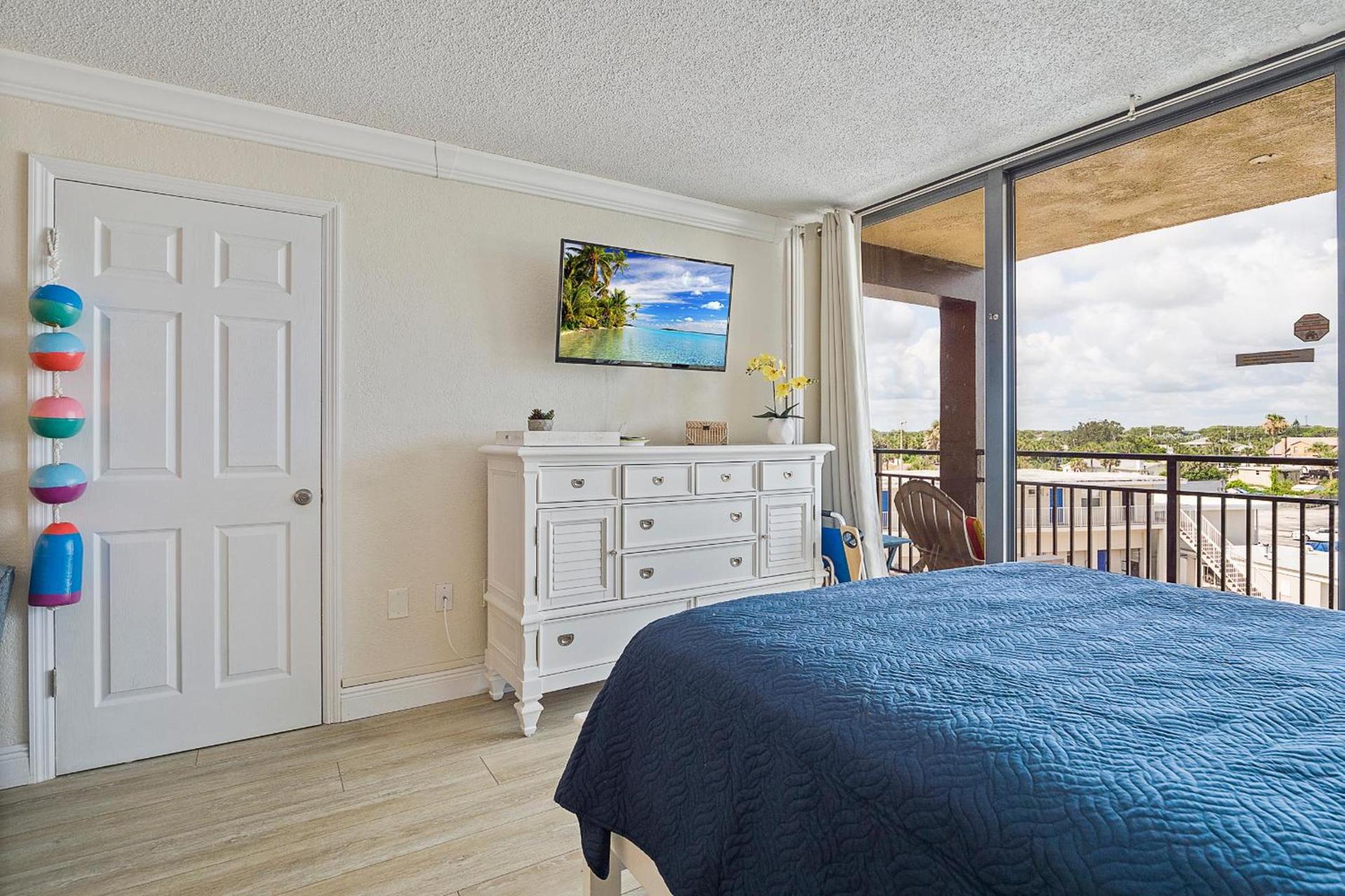 Aloha Hibiscus Room,Sunset Views - Hawaiian Inn Beach Resort photo 2