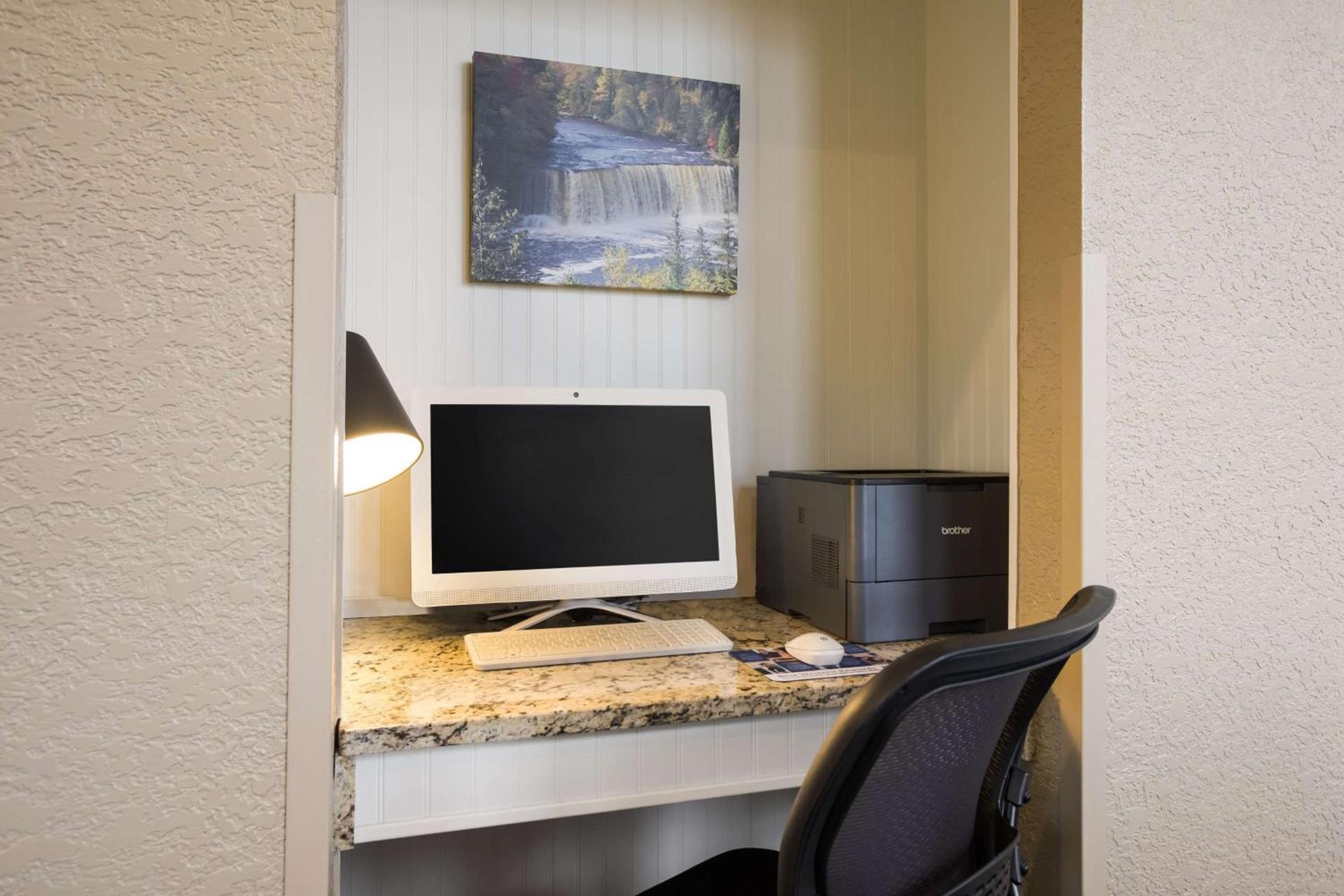 Best Western Harbour Pointe Lakefront photo 40