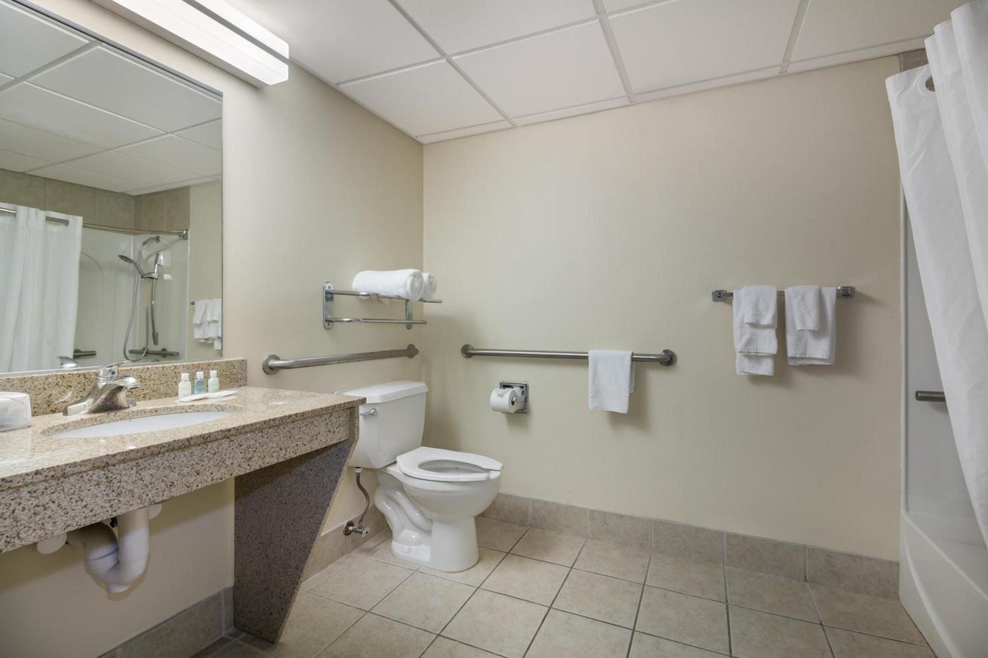 Clarion Pointe Charleston - West Ashley photo 35