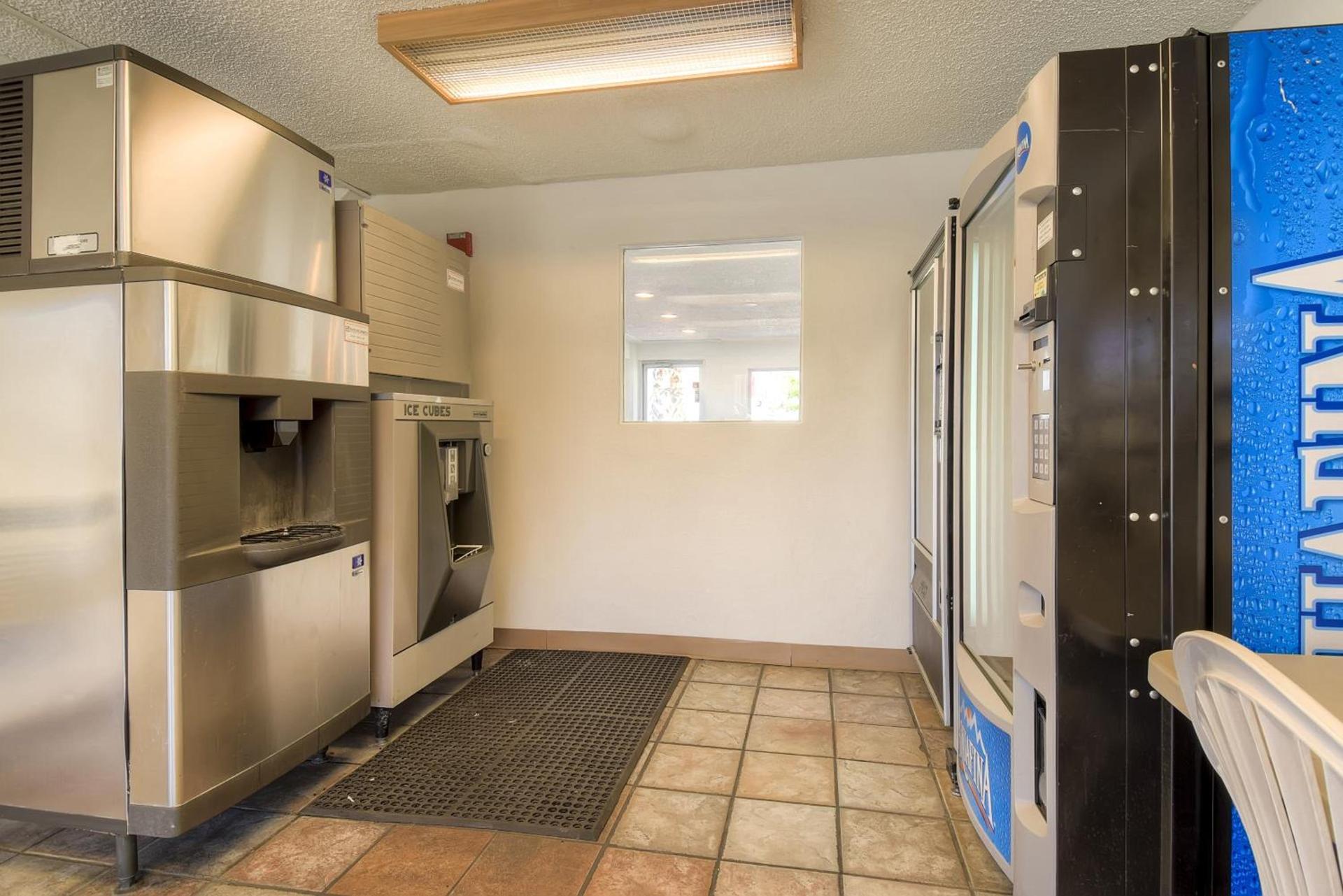 Motel 6 Las Vegas, NV – I-15 Stadium photo 42