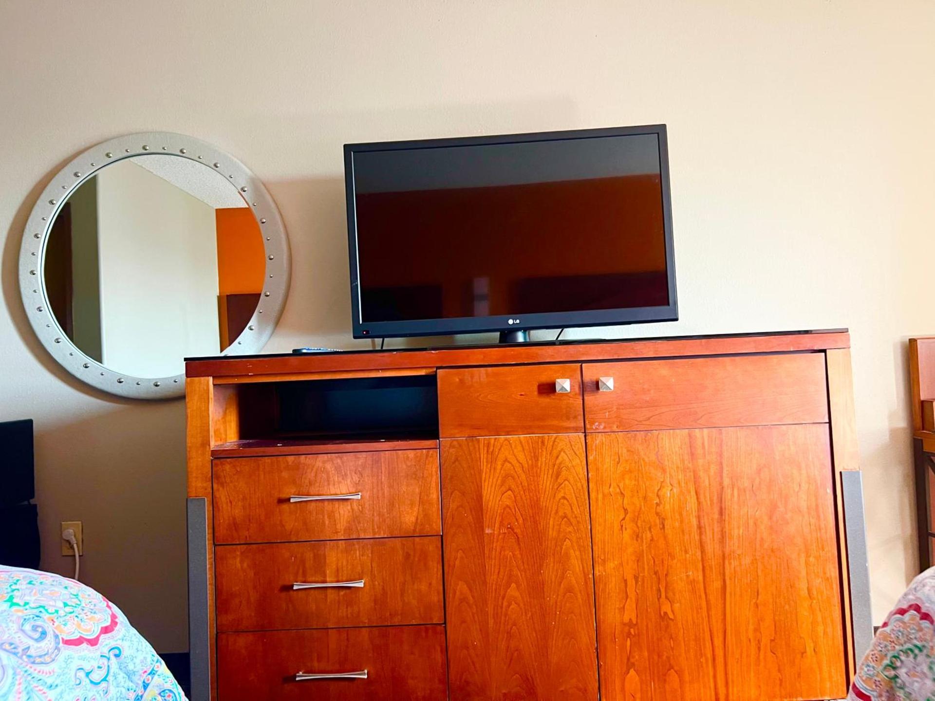 Express Inn & Suites San Antonio near SeaWorld - Medical Center photo 57