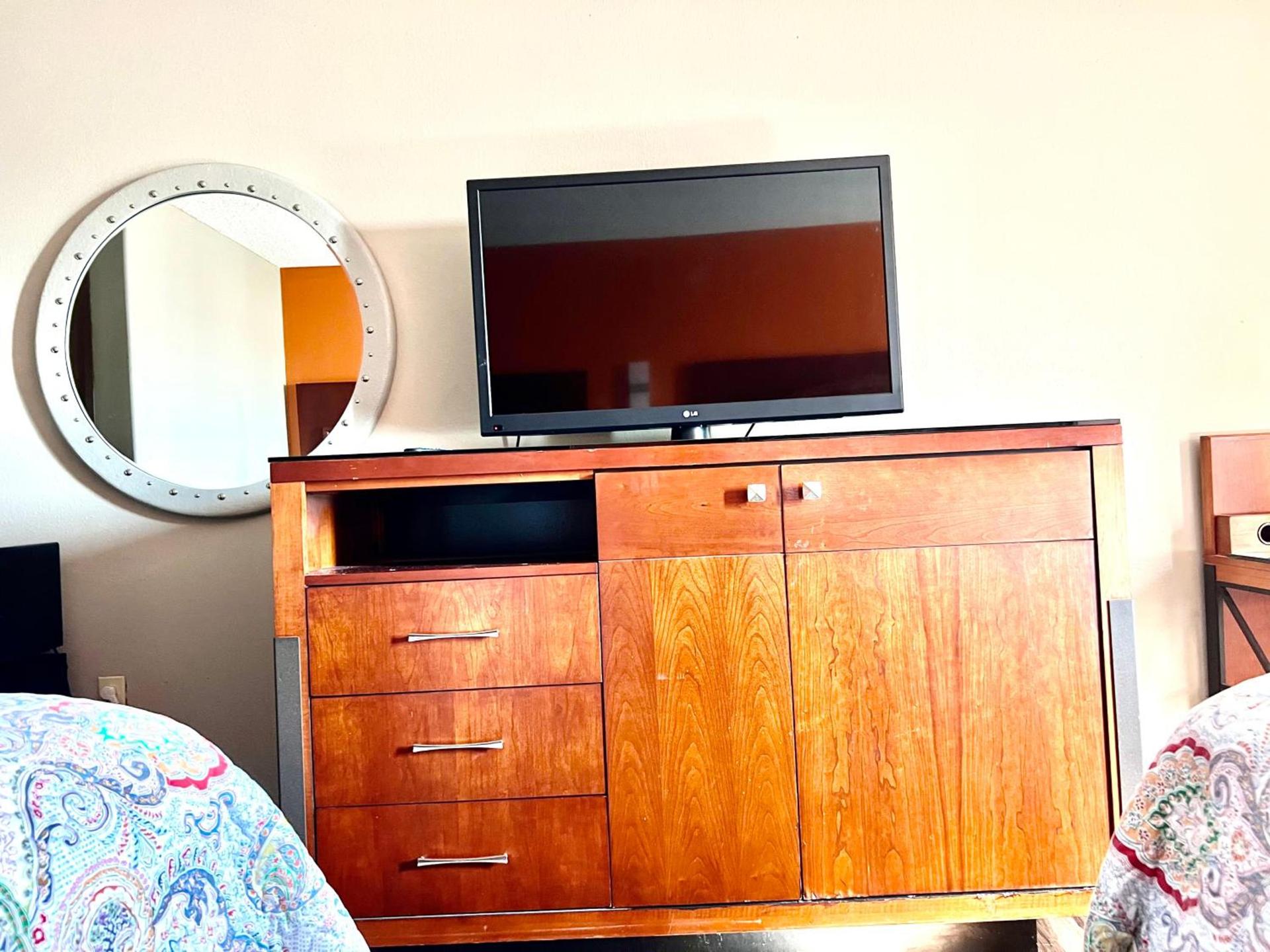 Express Inn & Suites San Antonio near SeaWorld - Medical Center photo 58