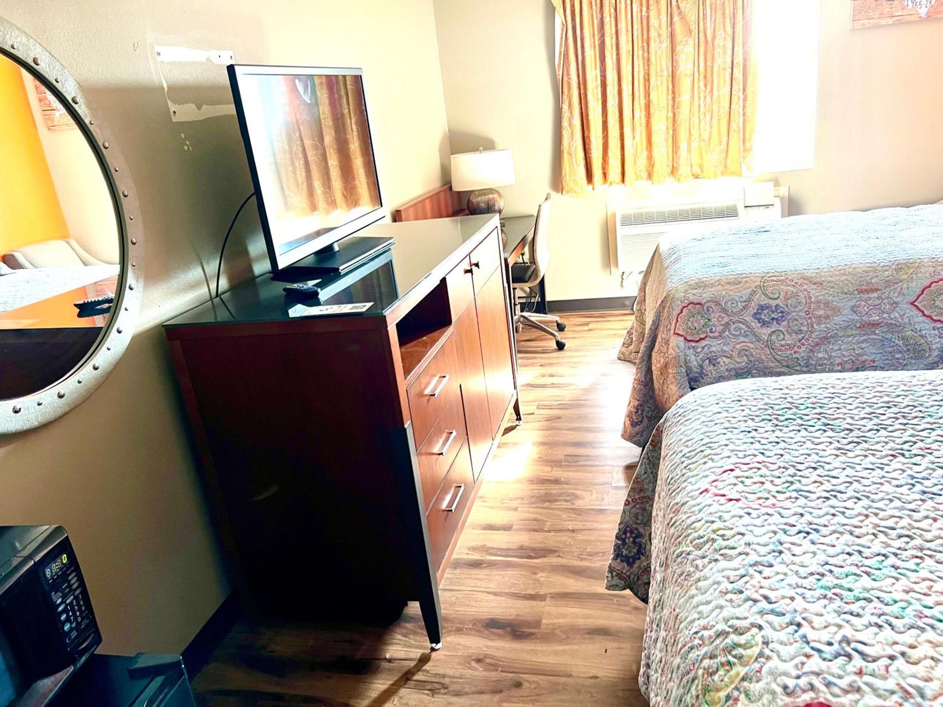 Express Inn & Suites San Antonio near SeaWorld - Medical Center photo 61