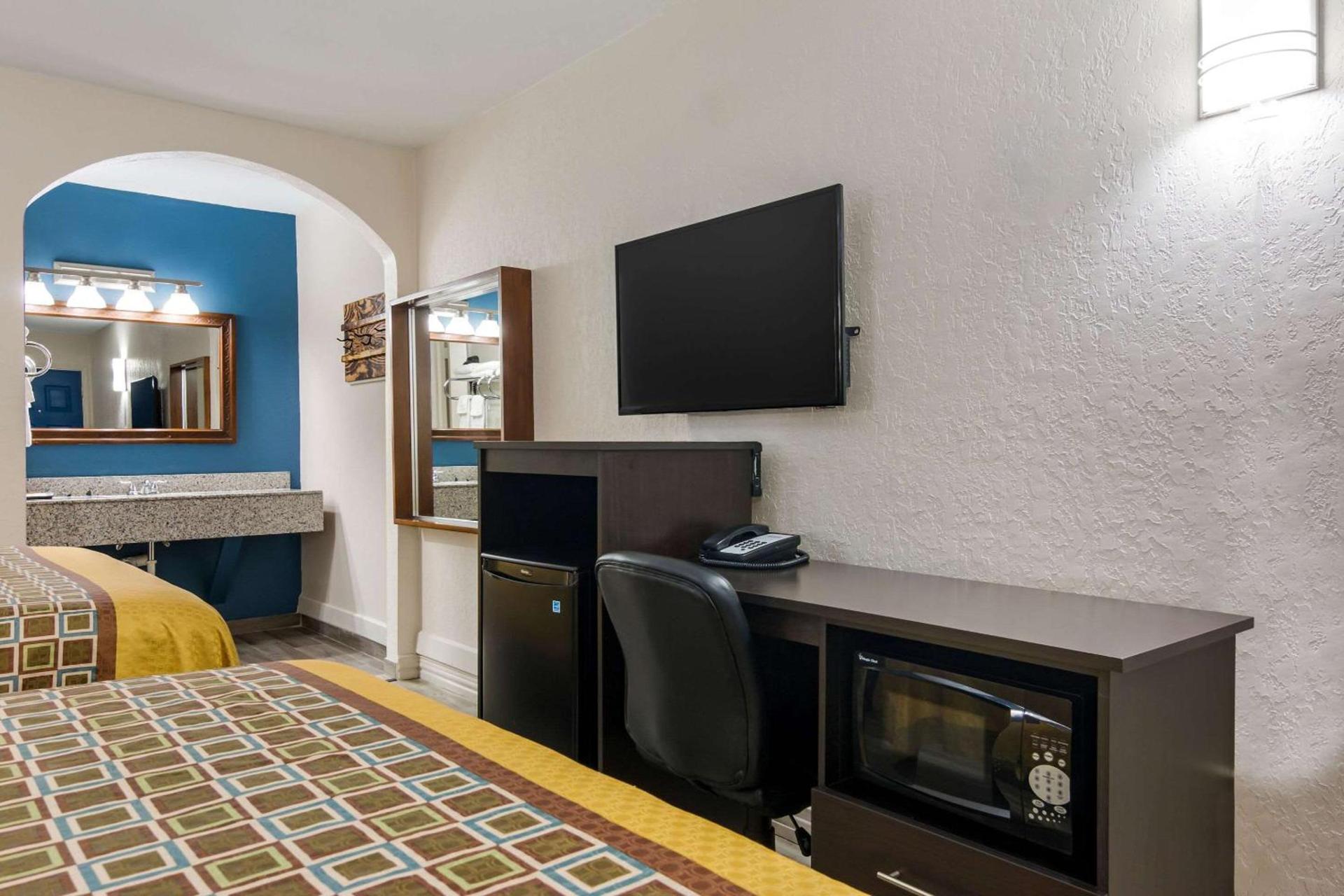 Rodeway Inn Broken Bow-Hochatown photo 18