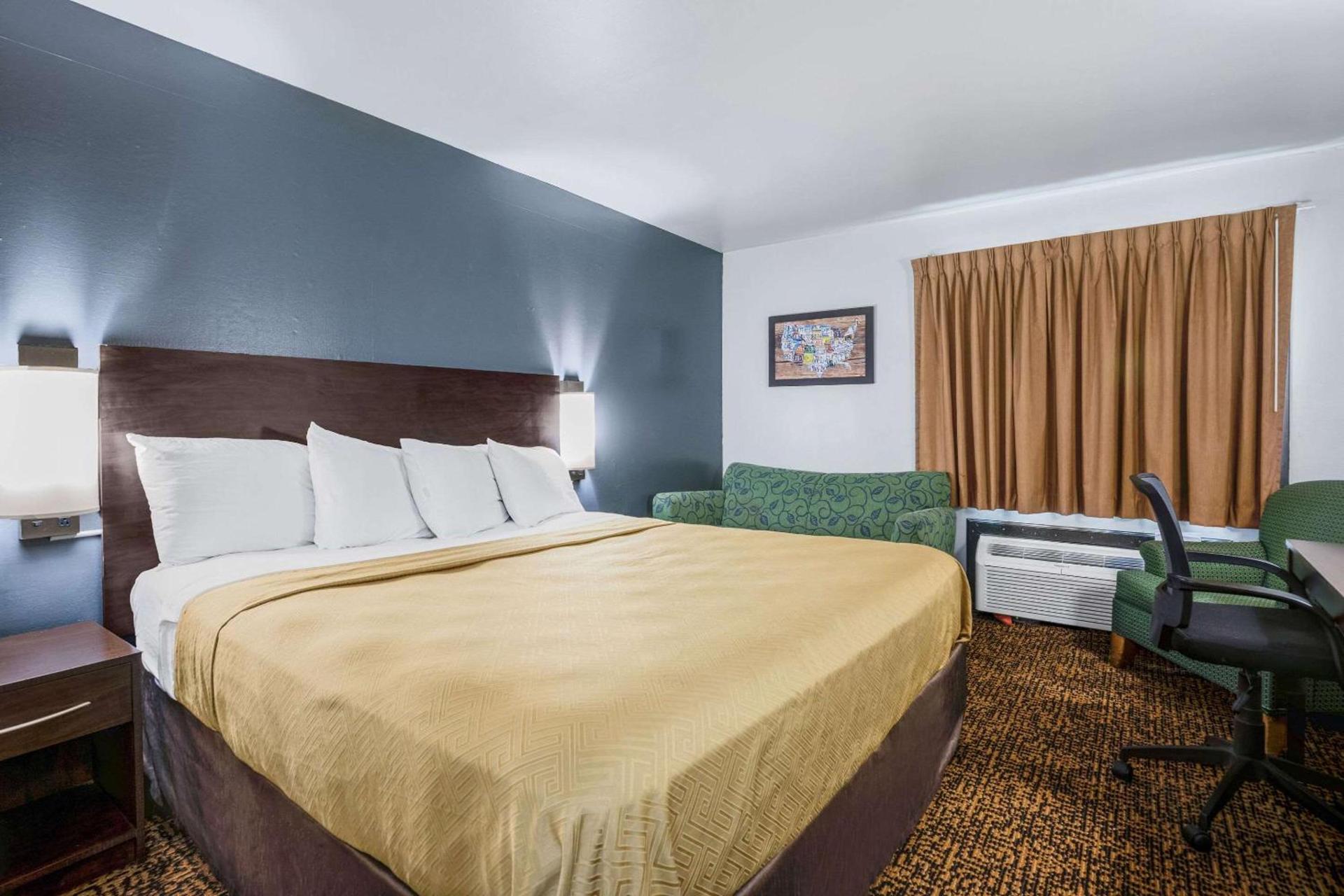 Econo Lodge Milwaukee Airport photo 7